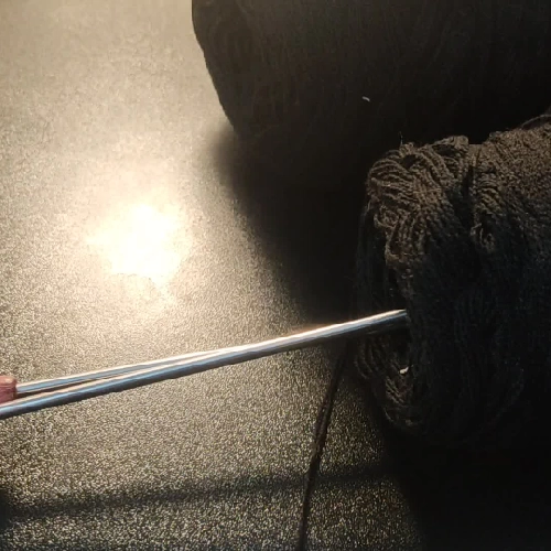 4 cuộn len màu đen 2 sợi + que đan (như hình) 452258