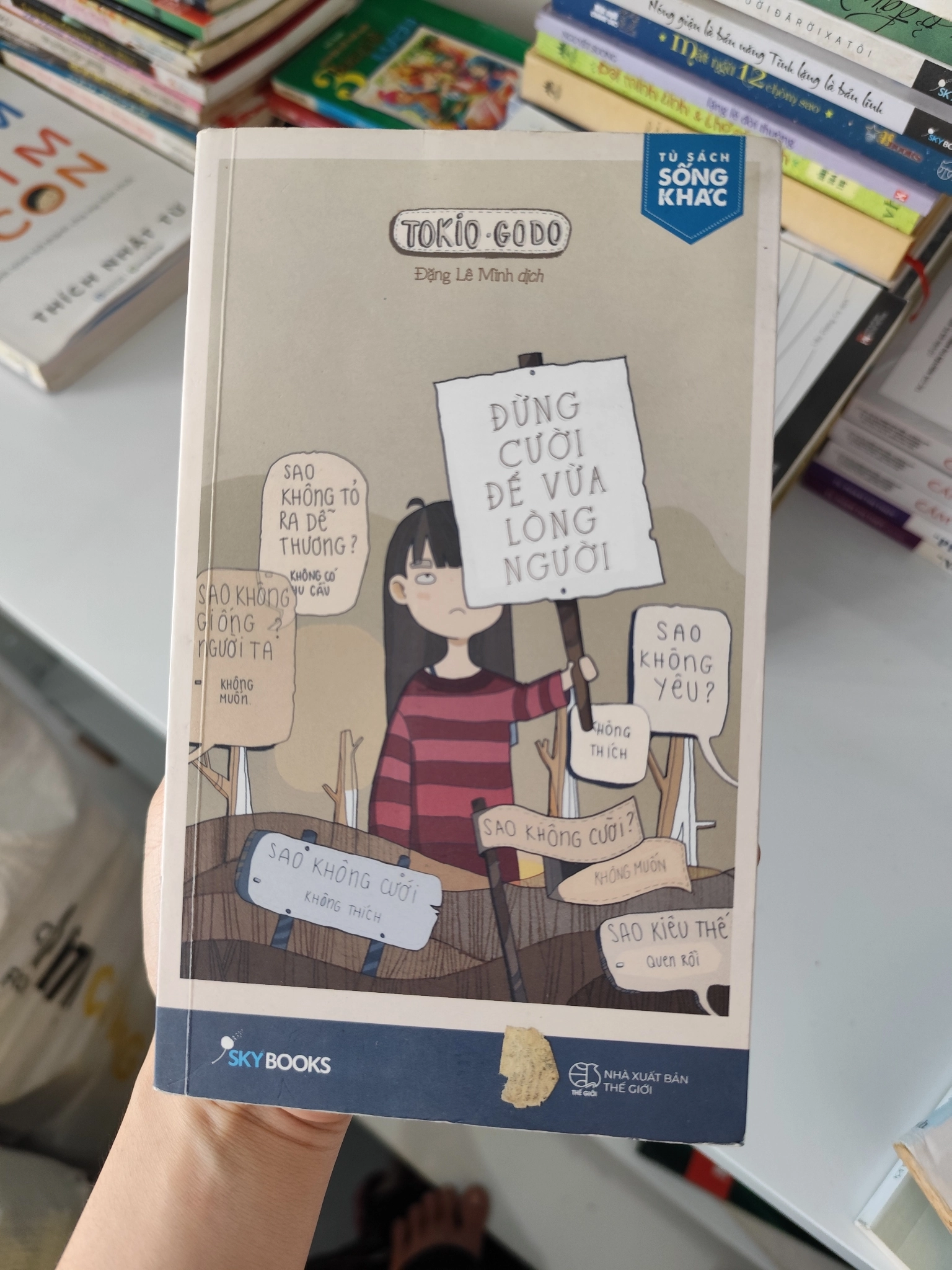 Đừng cười để vừa lòng người - Đặng Lê Minh dịch by  - Sách Book Cover - Ngọc Hiển Books