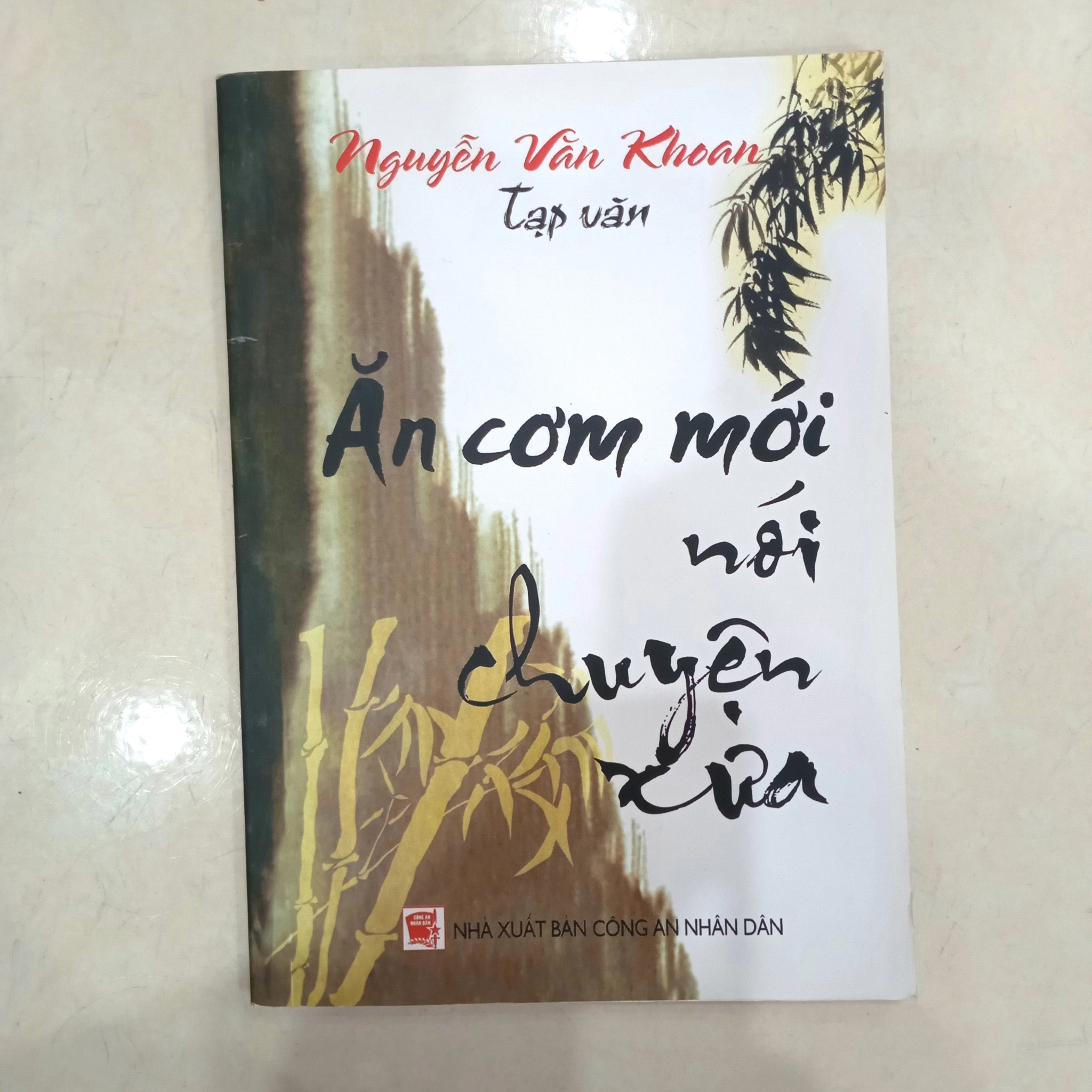 Ăn cơm mới nói chuyện xưa 📚 by  - Sách Book Cover - Ngọc Hiển Books