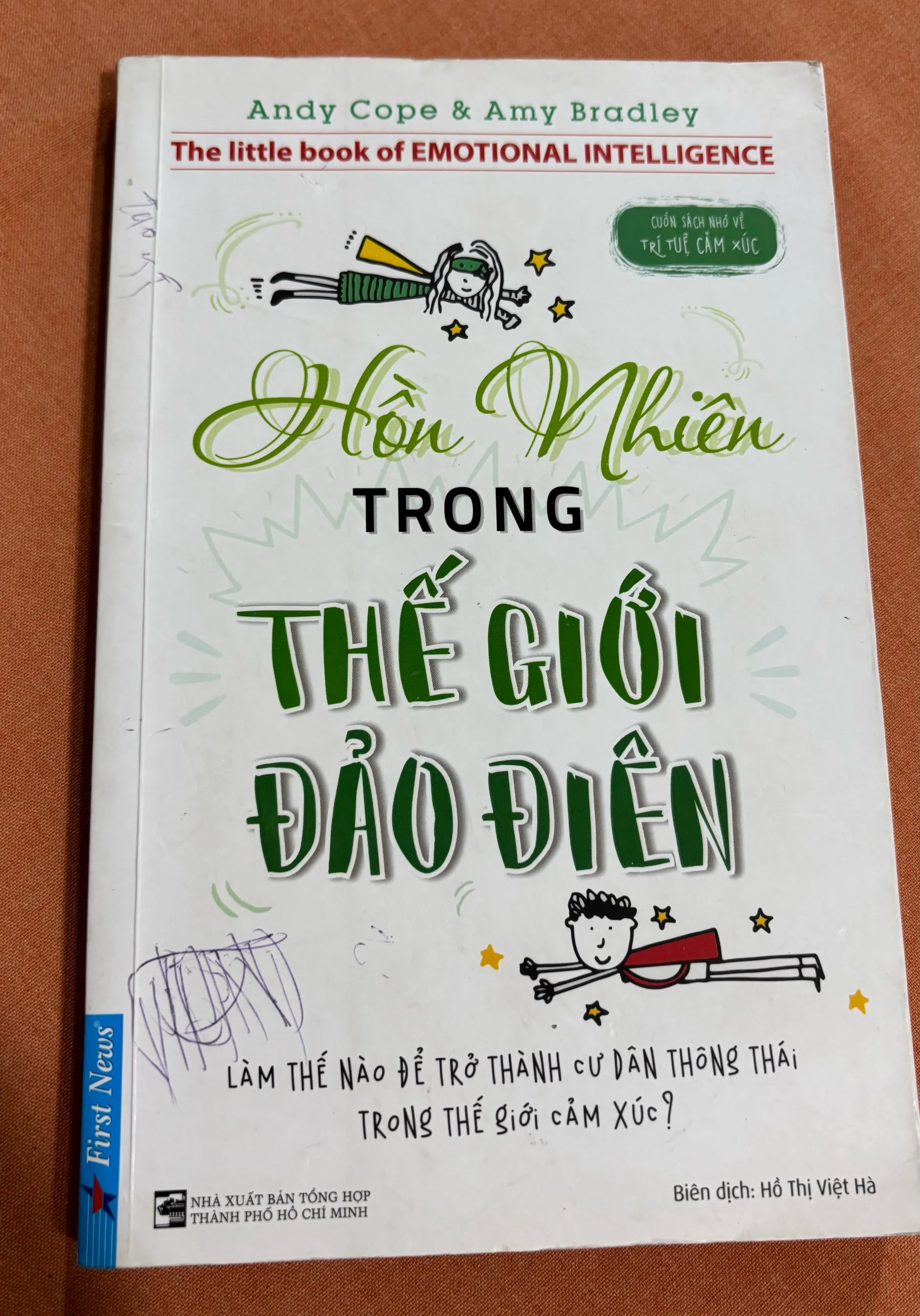 Hồn nhiên trong thế giới đảo điên 🌊 by  - Sách Book Cover - Ngọc Hiển Books