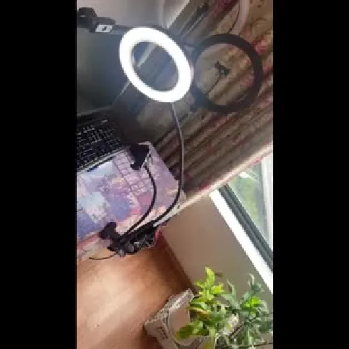 Đèn kẹp bàn livestream có giá đỡ, thân kim loại, thuận tiện mang đi