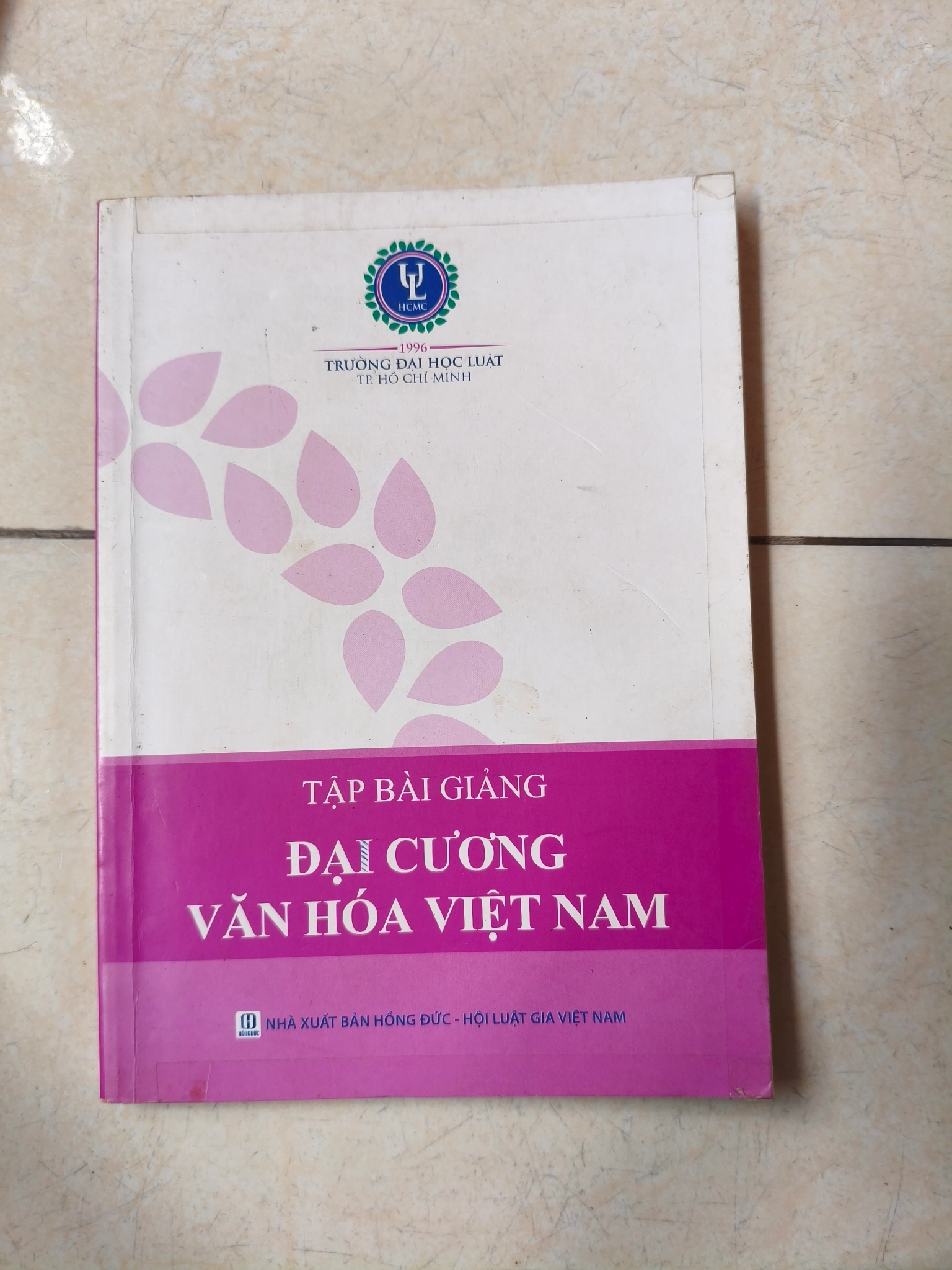 Tập bài giảng đại cương văn hoá Việt Nam 🌱 by Đại học Luật TP. HCM (Biên soạn tập thể) - Sách Book Cover - Ngọc Hiển Books