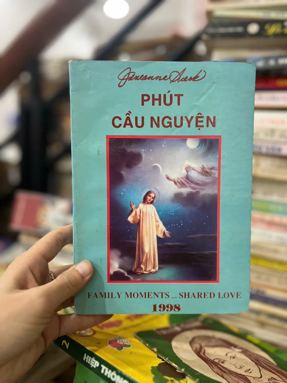 Phút Cầu Nguyện by Không tìm được trên Tiki/Fahasa/Vinabook/Goodreads - Sách Book Cover - Ngọc Hiển Books