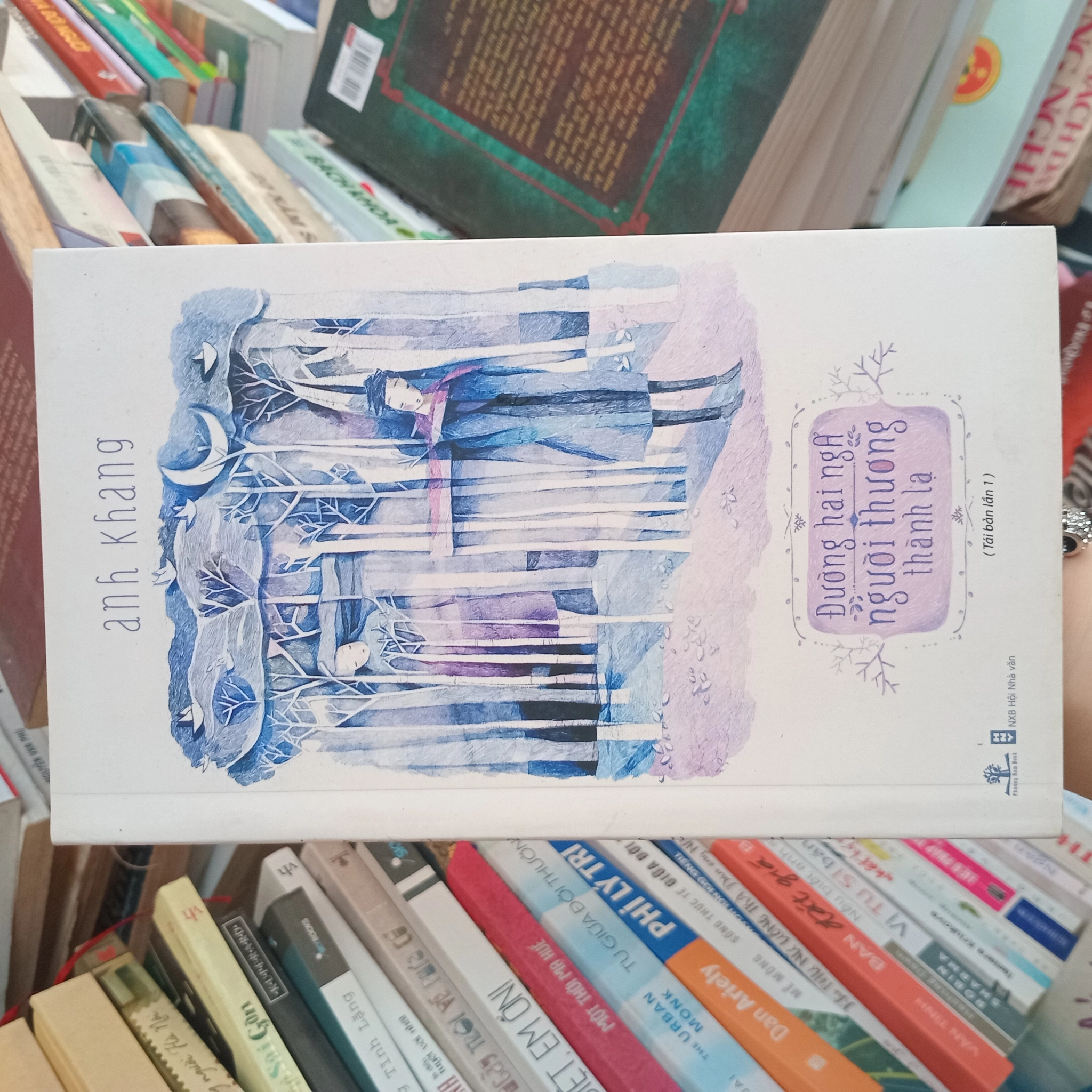 Đường hai ngã người thương thành lạ by  - Sách Book Cover - Ngọc Hiển Books