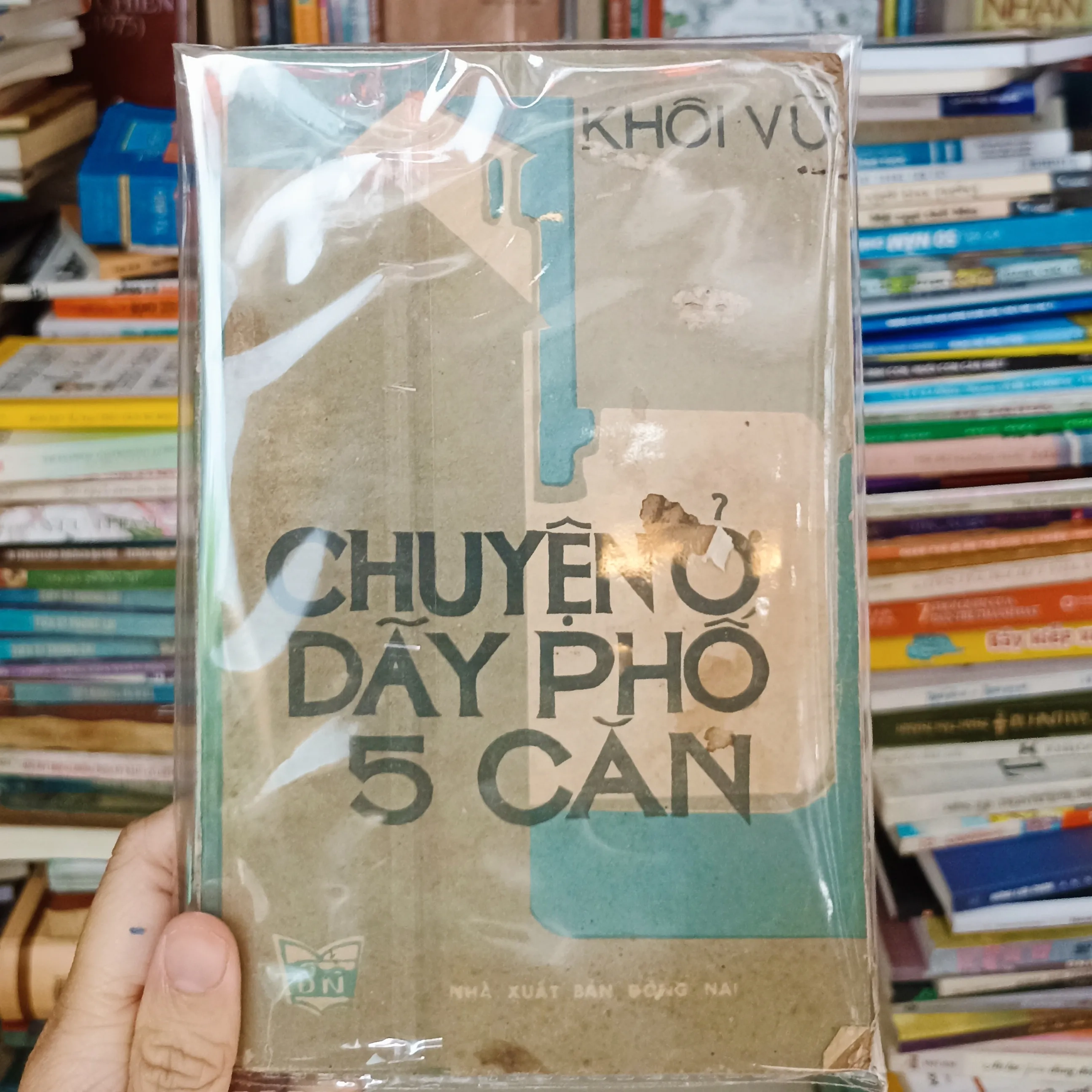 Chuyện ở dãy phố 5 căn🌻 by  - Sách Book Cover - Ngọc Hiển Books
