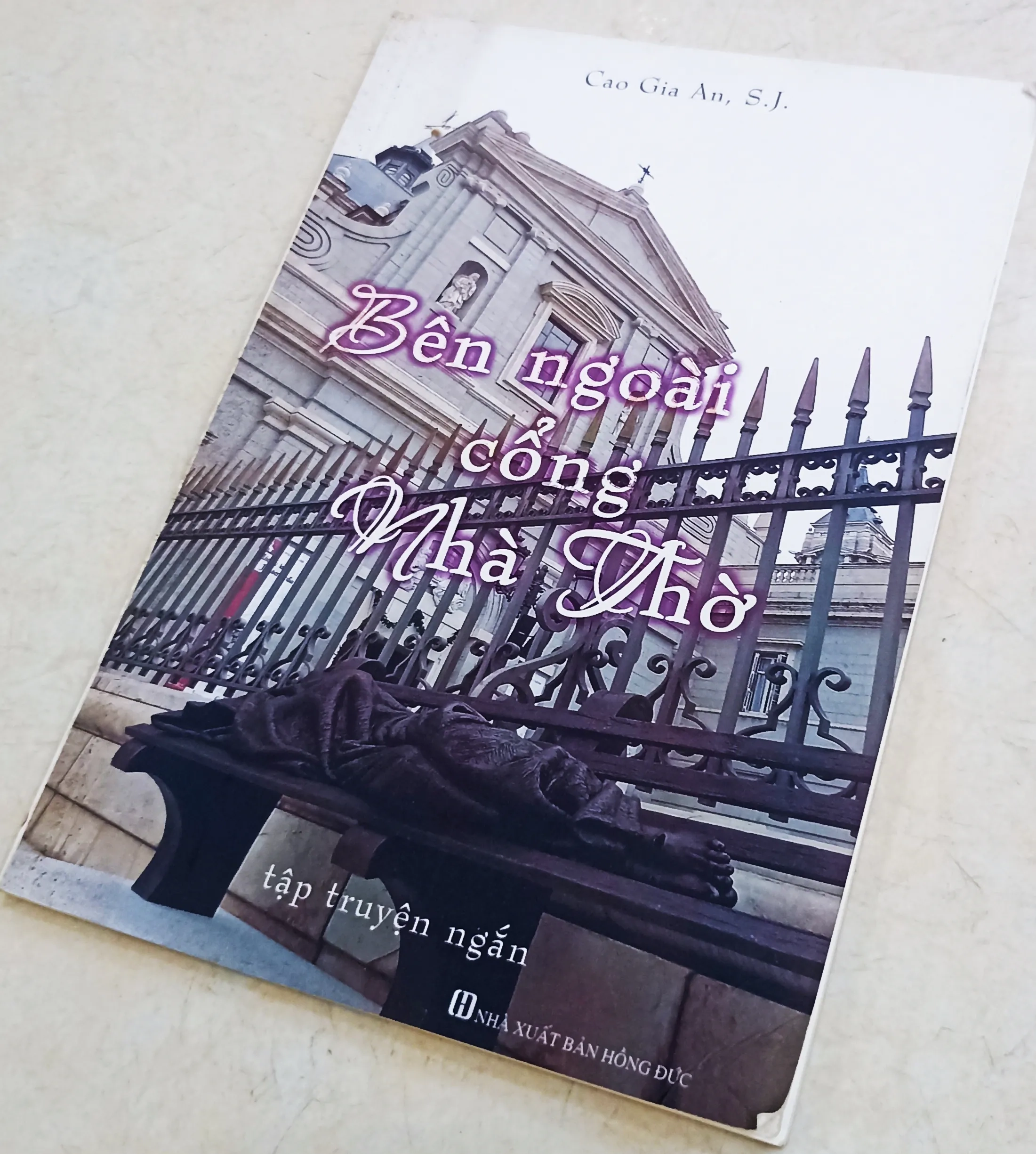 Bên ngoài cổng nhà thờ 🌻 by  - Sách Book Cover - Ngọc Hiển Books