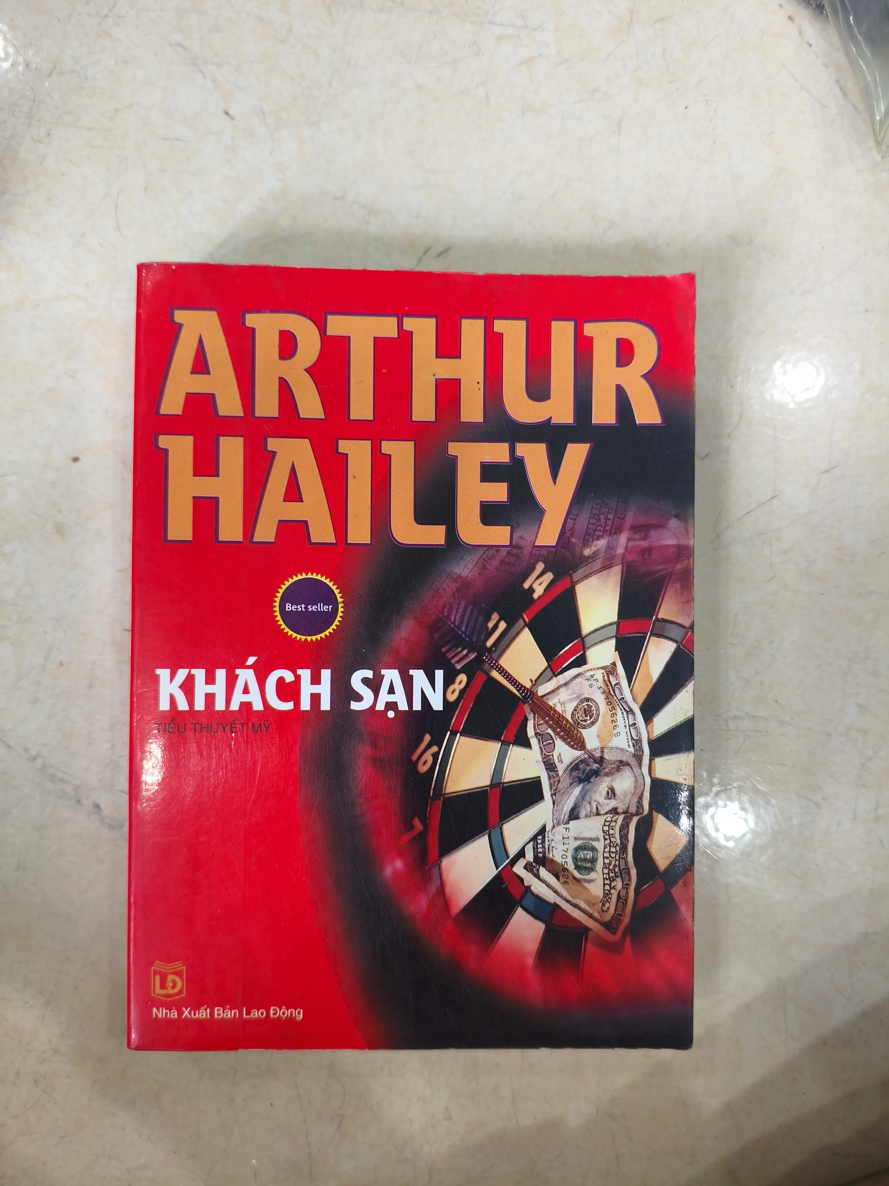 Khách sạn 🌱 by  - Sách Book Cover - Ngọc Hiển Books