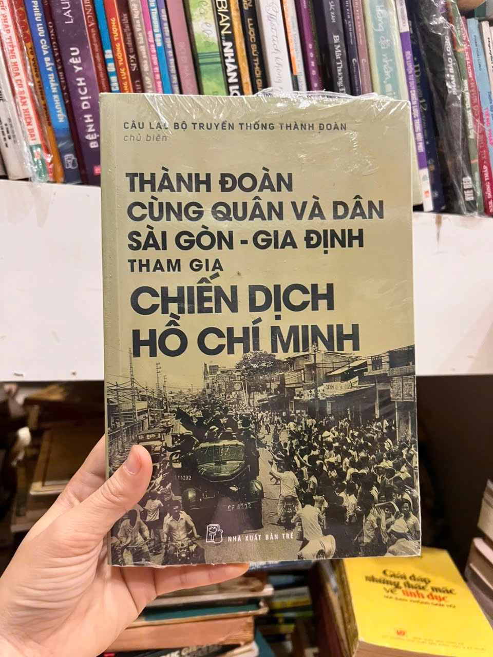 Thành Đoàn Cùng Quân Và Dân Sài Gòn - Gia Định Tham Gia Chiến Dịch Hồ Chí Minh by Câu Lạc Bộ Truyền Thống Thành Đoàn - Sách Book Cover - Ngọc Hiển Books