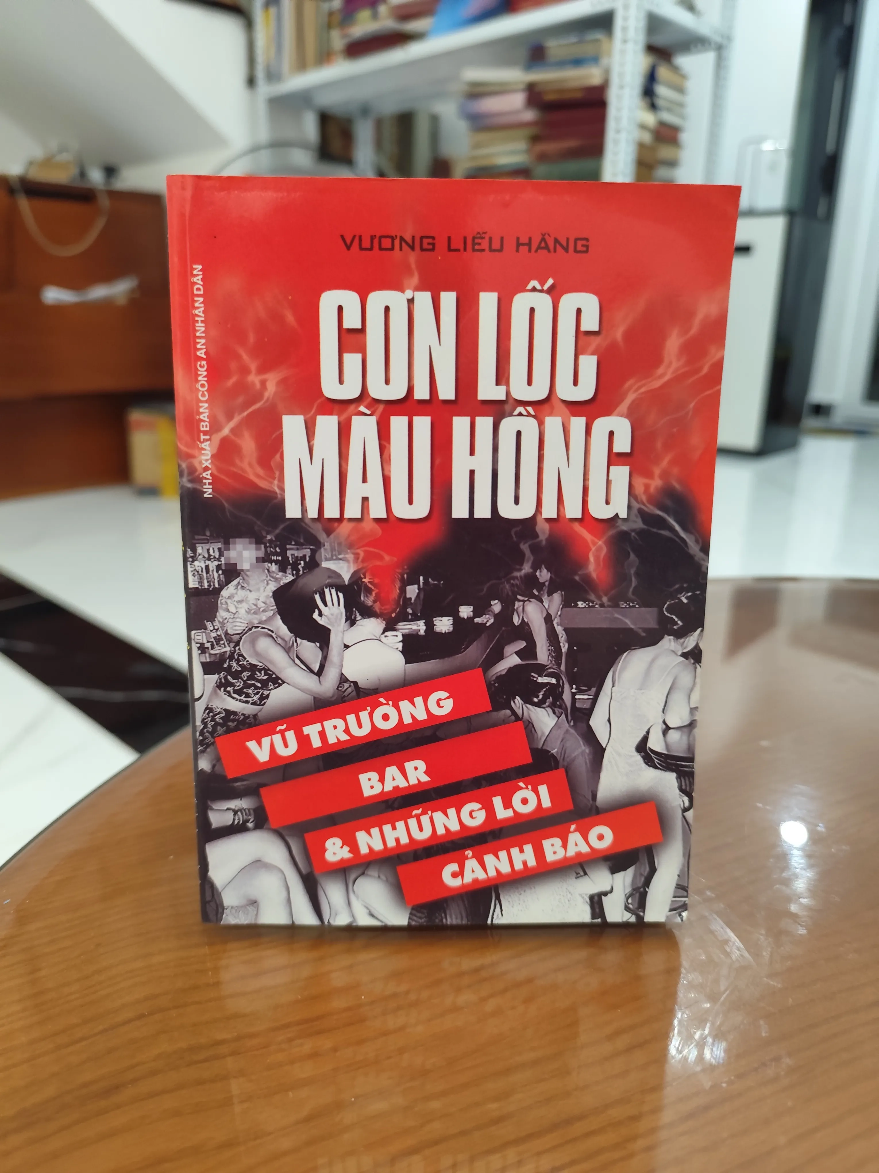 Cơn lốc màu hồng by  - Sách Book Cover - Ngọc Hiển Books