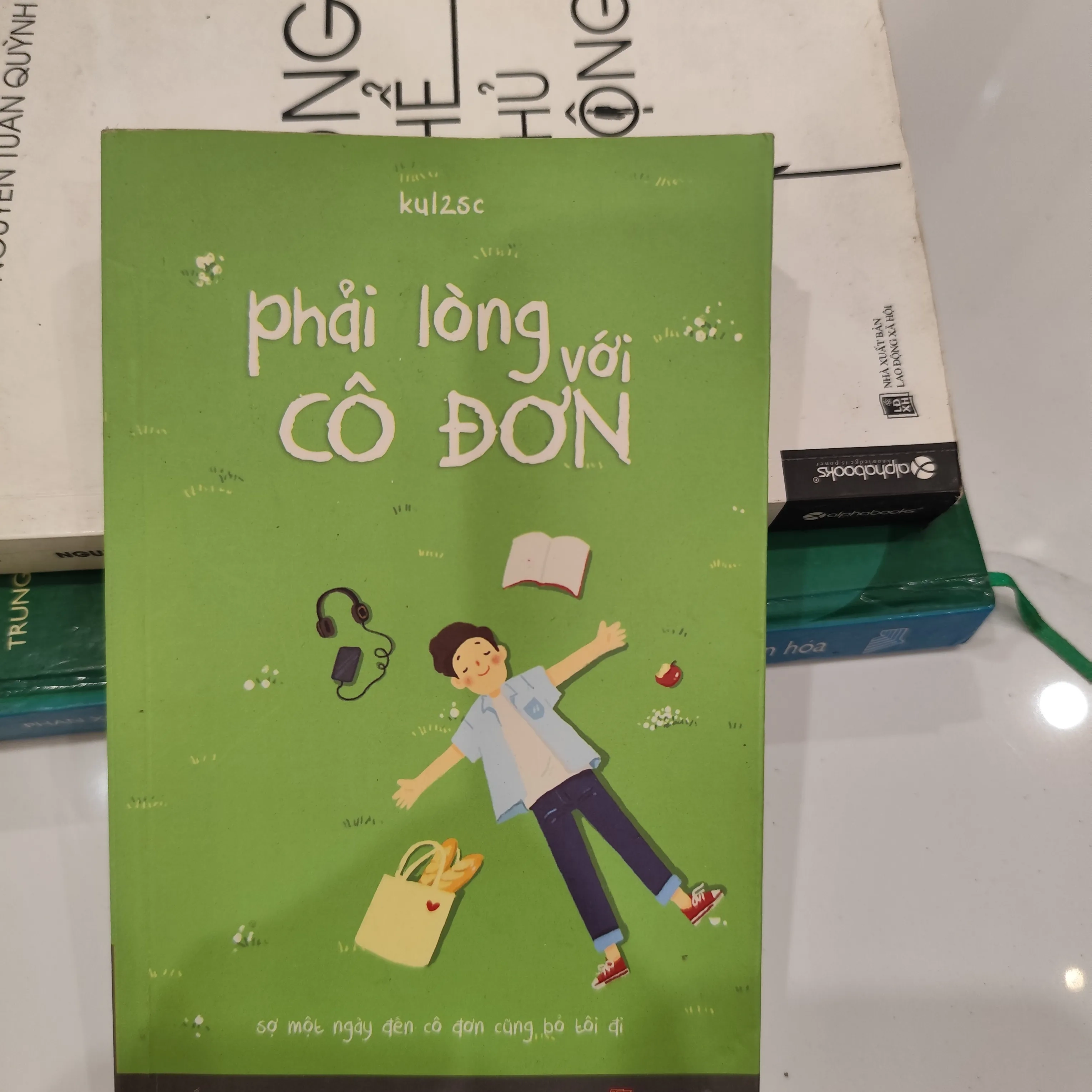 Phải lòng với cô đơn by  - Sách Book Cover - Ngọc Hiển Books