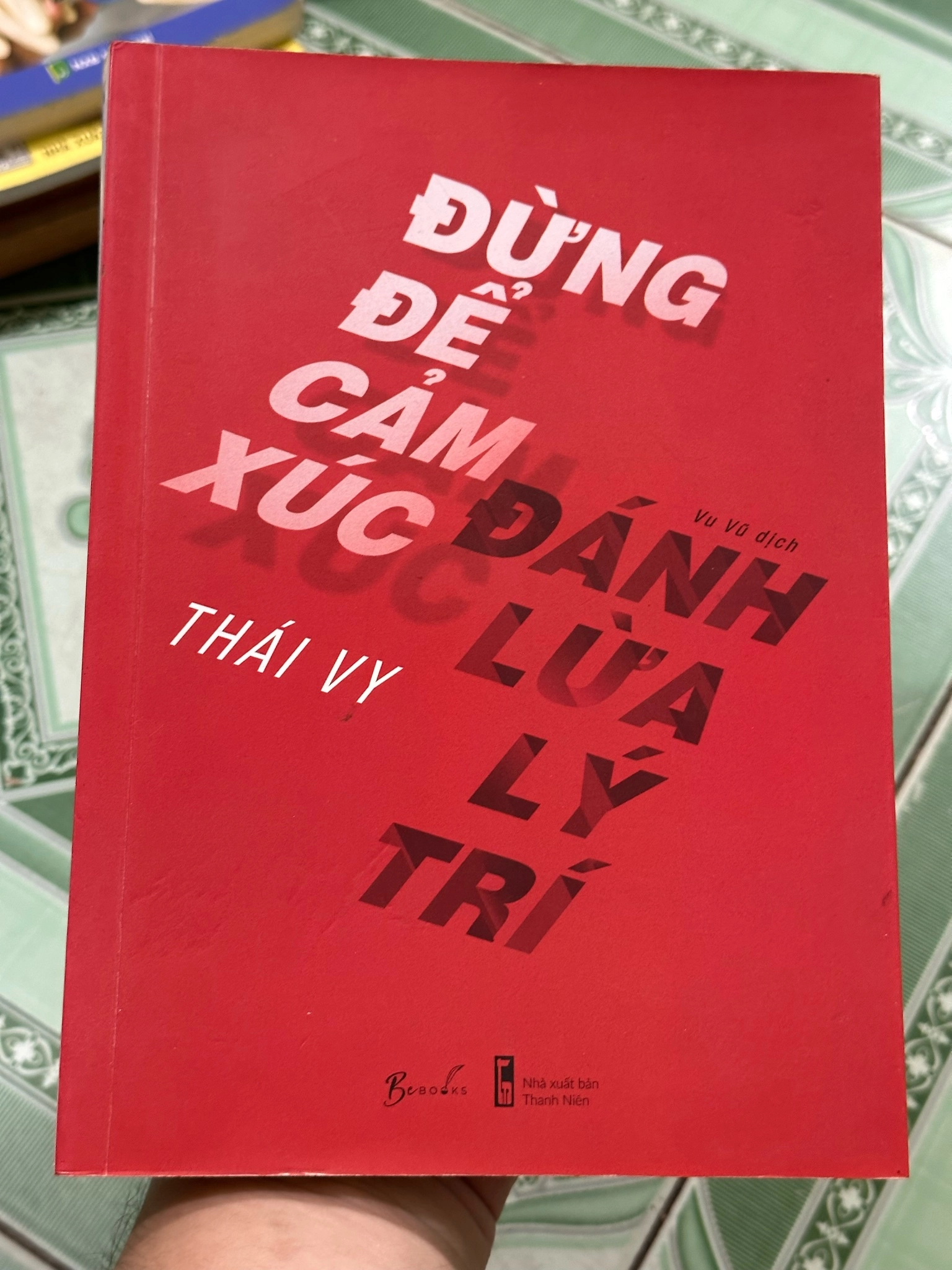 Đừng để cảm xúc đánh lừa lý trí - Thái Vy by  - Sách Book Cover - Ngọc Hiển Books