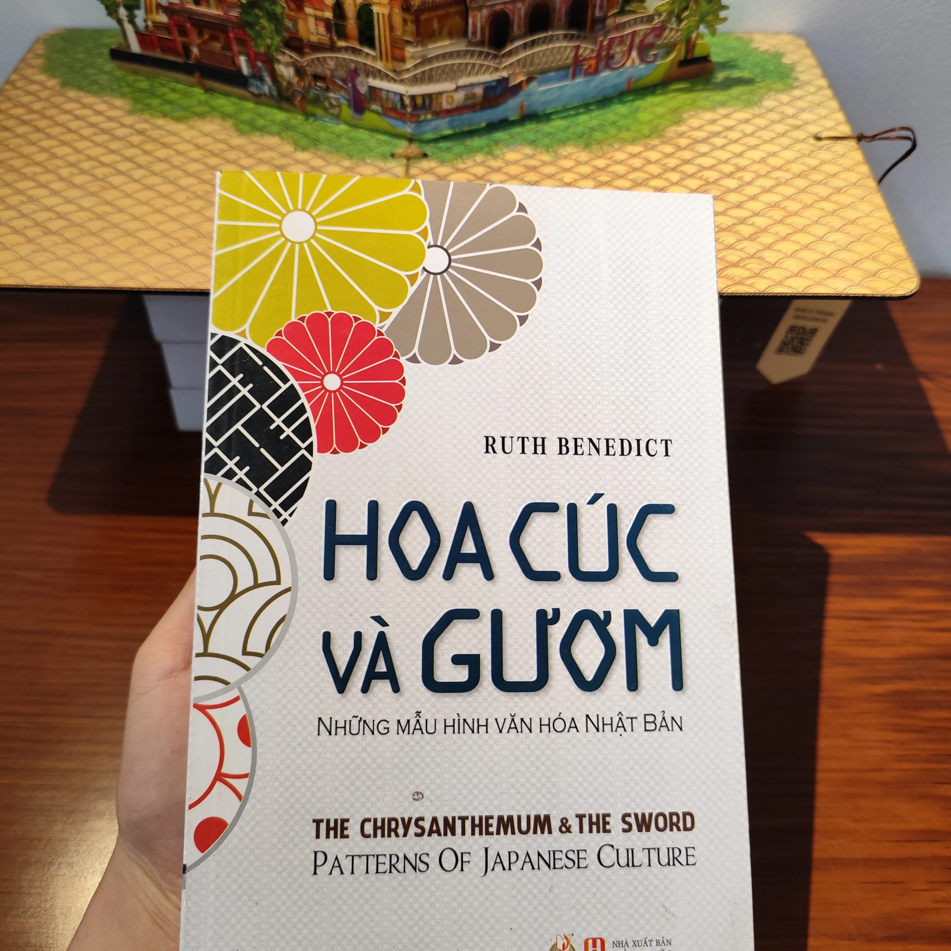 Hoa cúc và gươm by  - Sách Book Cover - Ngọc Hiển Books