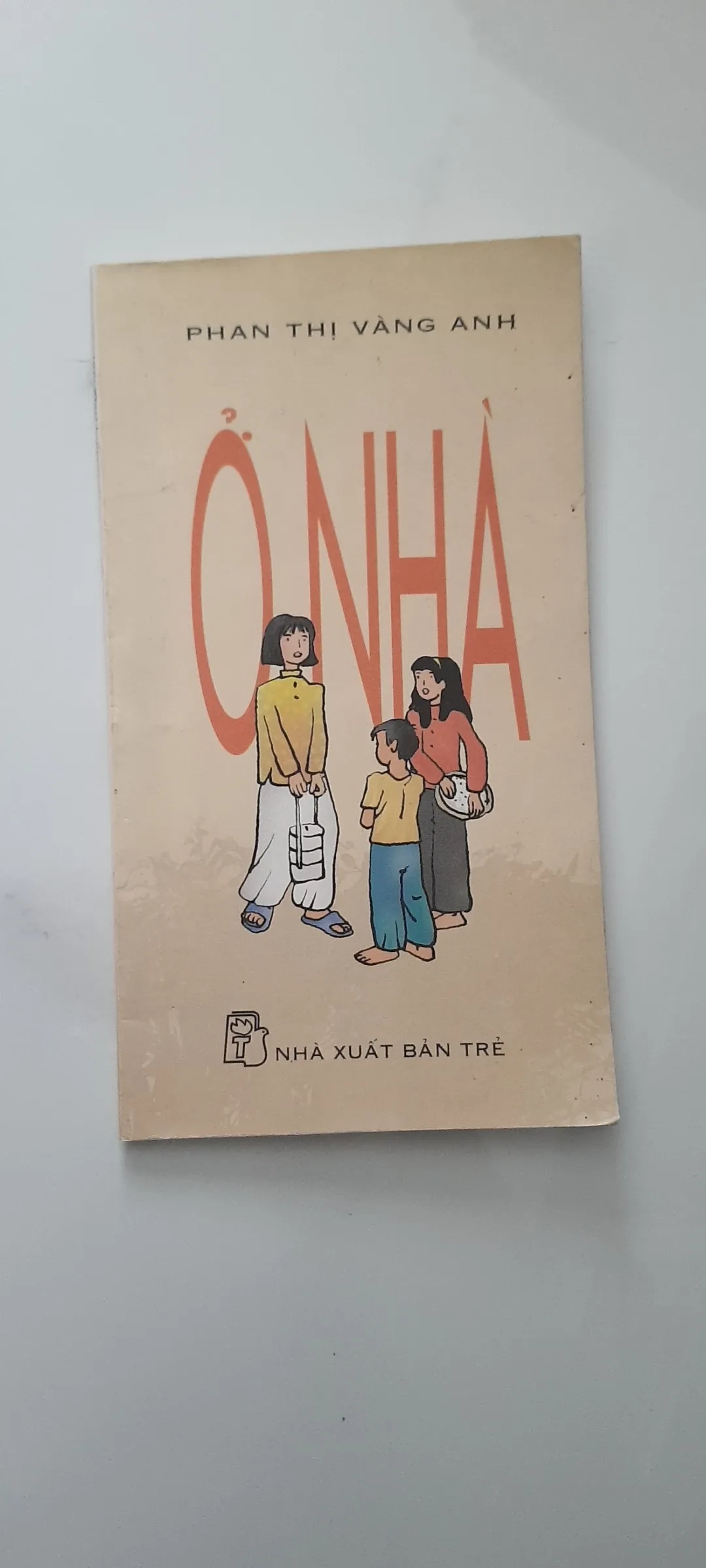 Ở Nhà - Phan Thị Vàng Anh by  - Sách Book Cover - Ngọc Hiển Books
