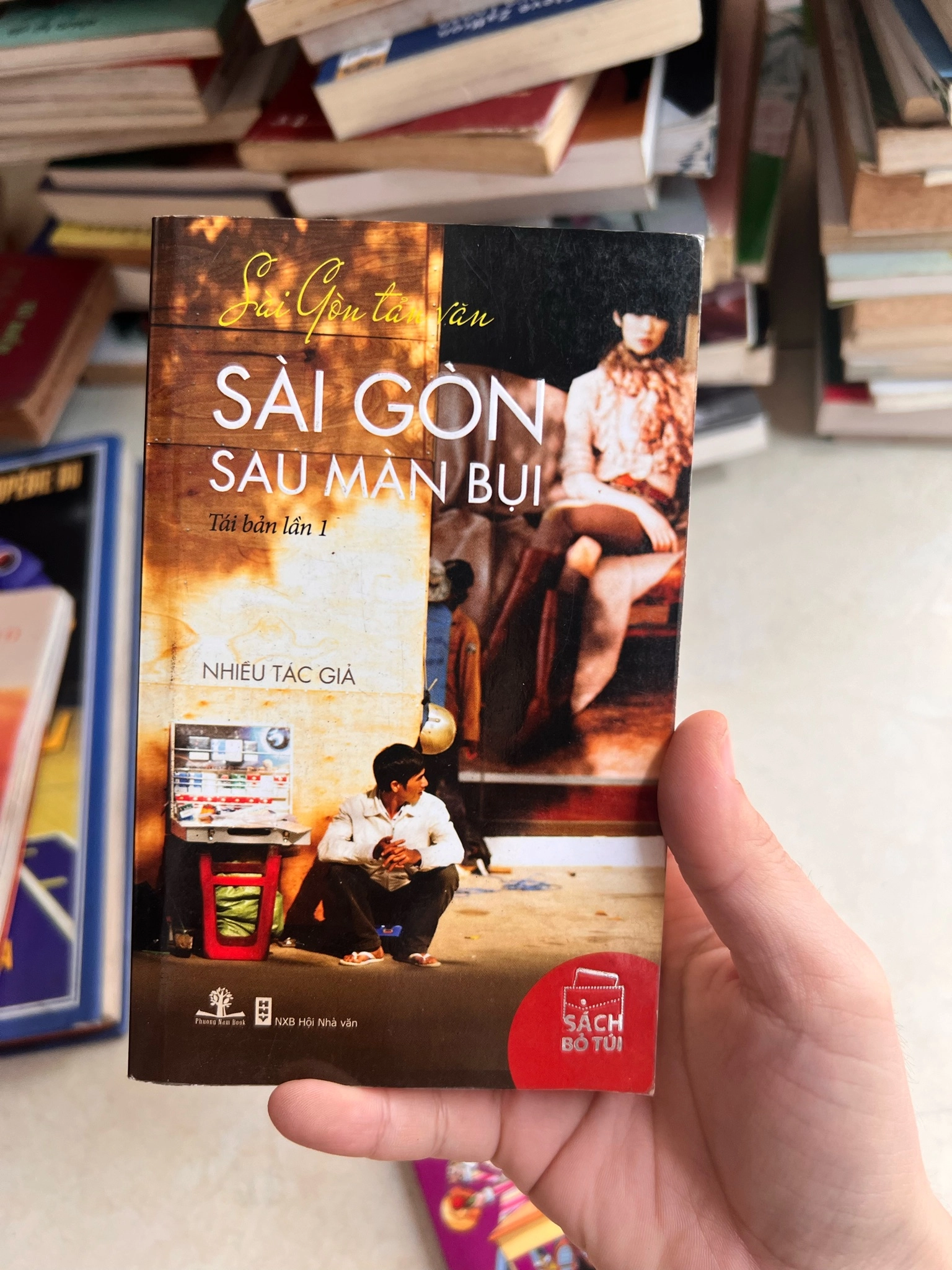 Sài Gòn Tản Văn - Sài Gòn Sau Màn Bụi (NXB Hội Nhà Văn 2011) - Nhiều Tác Giả, 315 Trang by  - Sách Book Cover - Ngọc Hiển Books