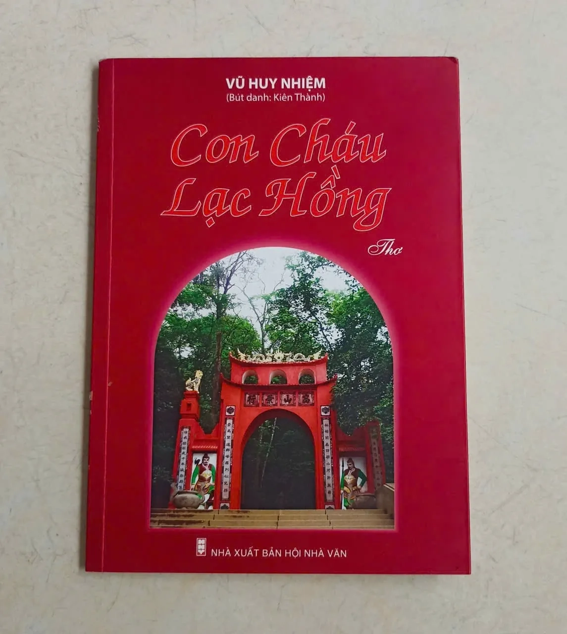 Con cháu lạc hồng 🌻 by  - Sách Book Cover - Ngọc Hiển Books
