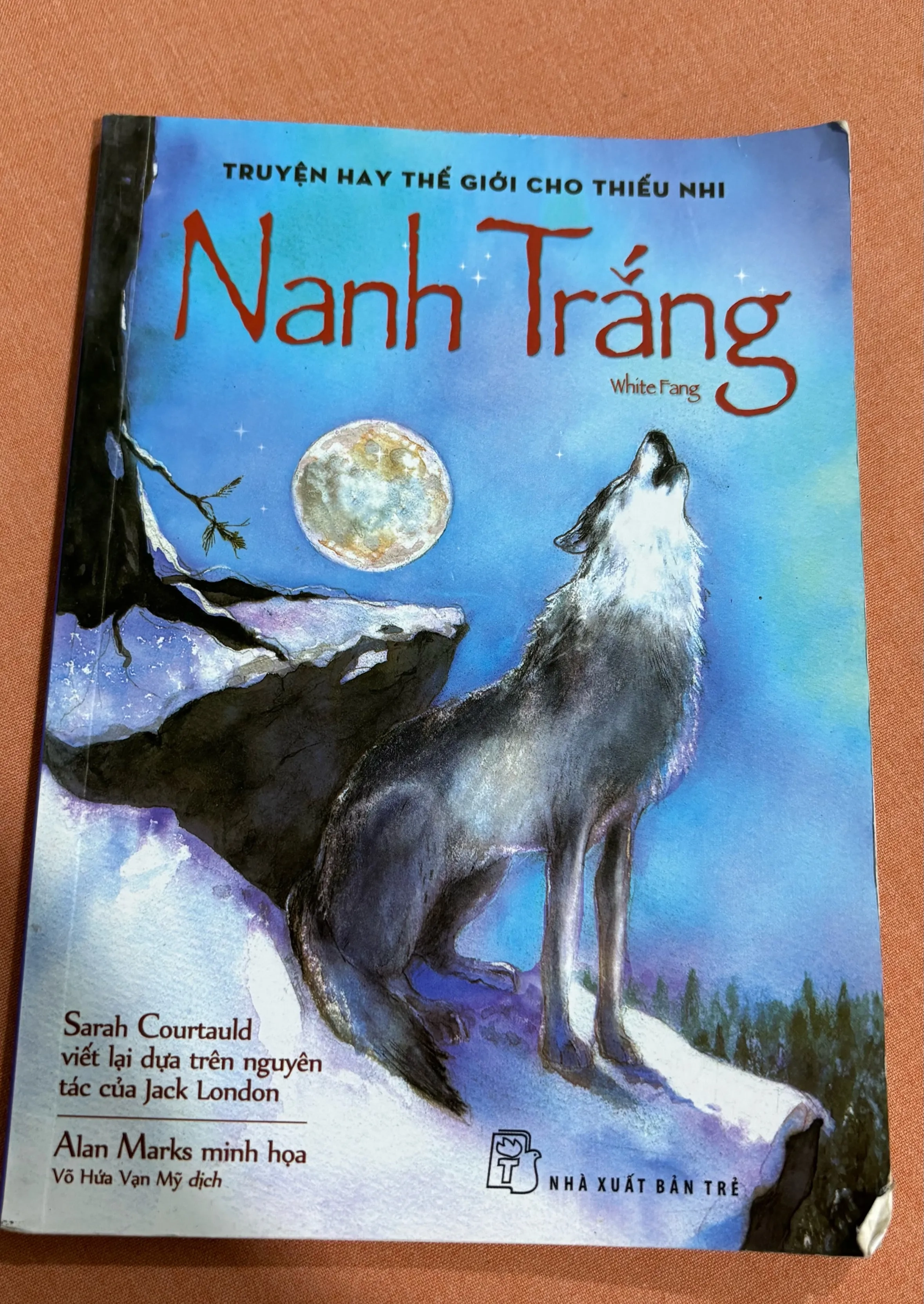 Nanh trắng 🌊 by  - Sách Book Cover - Ngọc Hiển Books