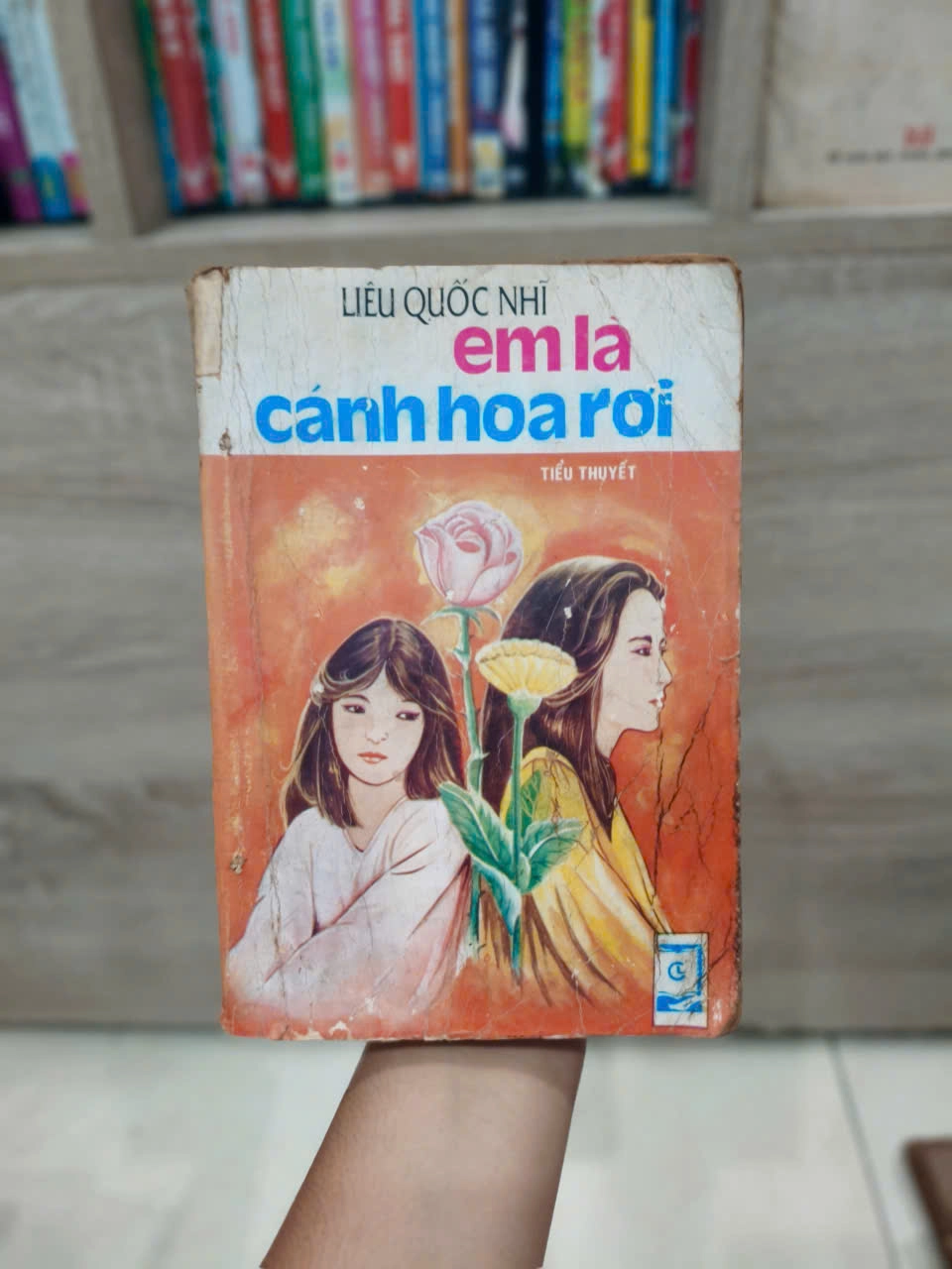 Em là Cánh Hoa Rơi by  - Sách Book Cover - Ngọc Hiển Books