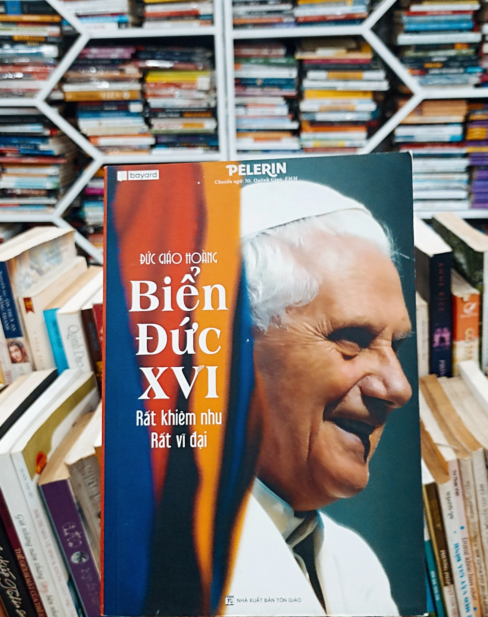 Đức Giáo Hoàng Biển Đức XVI - Rất Khiêm Nhu, Rất Vĩ Đại 🌻 by  - Sách Book Cover - Ngọc Hiển Books