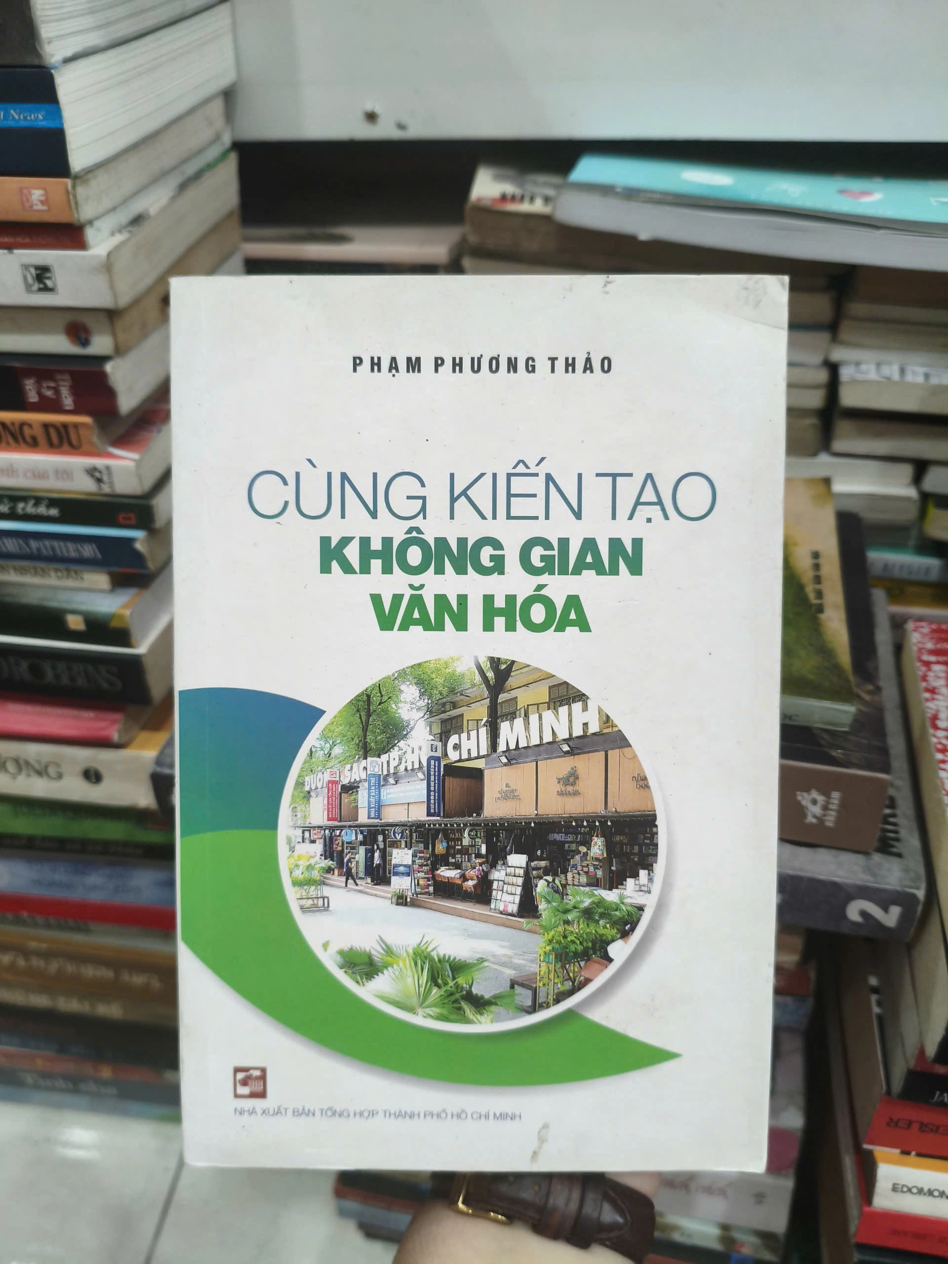 Cùng kiến tạo không gian văn hoá - Phạm Phương Thảo by Phạm Phương Thảo - Sách Book Cover - Ngọc Hiển Books