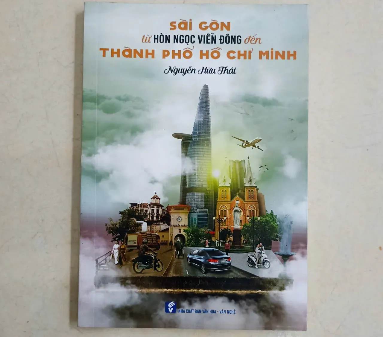 Sài Gòn từ Hòn ngọc Viễn Đông đến Thành phố Hồ Chí Minh🌻 by  - Sách Book Cover - Ngọc Hiển Books