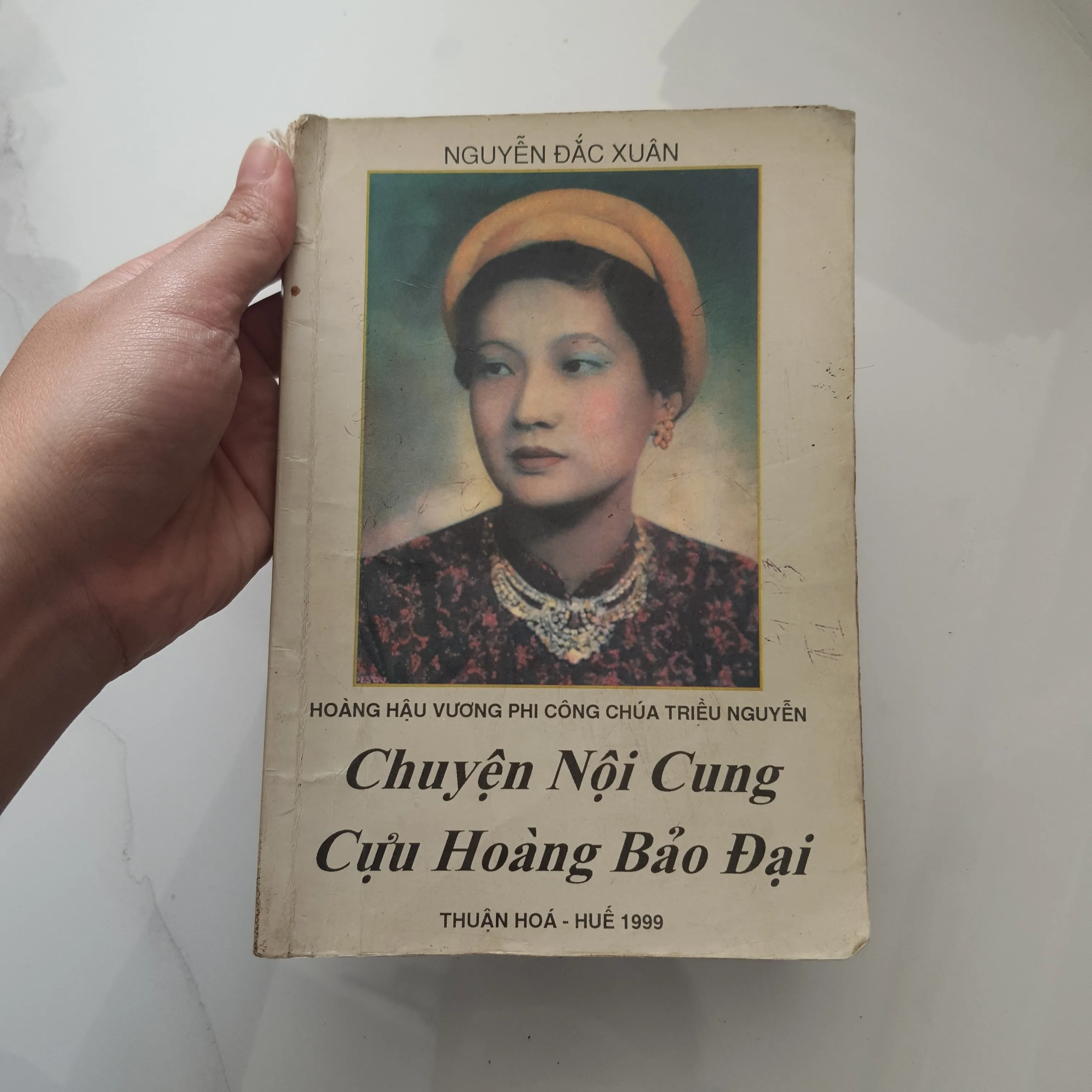HOÀNG HẬU VƯƠNG PHI CÔNG CHÚA TRIỀU NGUYỄN - CHUYỆN NỘI CUNG CỰU HOÀNG BẢO ĐẠI by  - Sách Book Cover - Ngọc Hiển Books