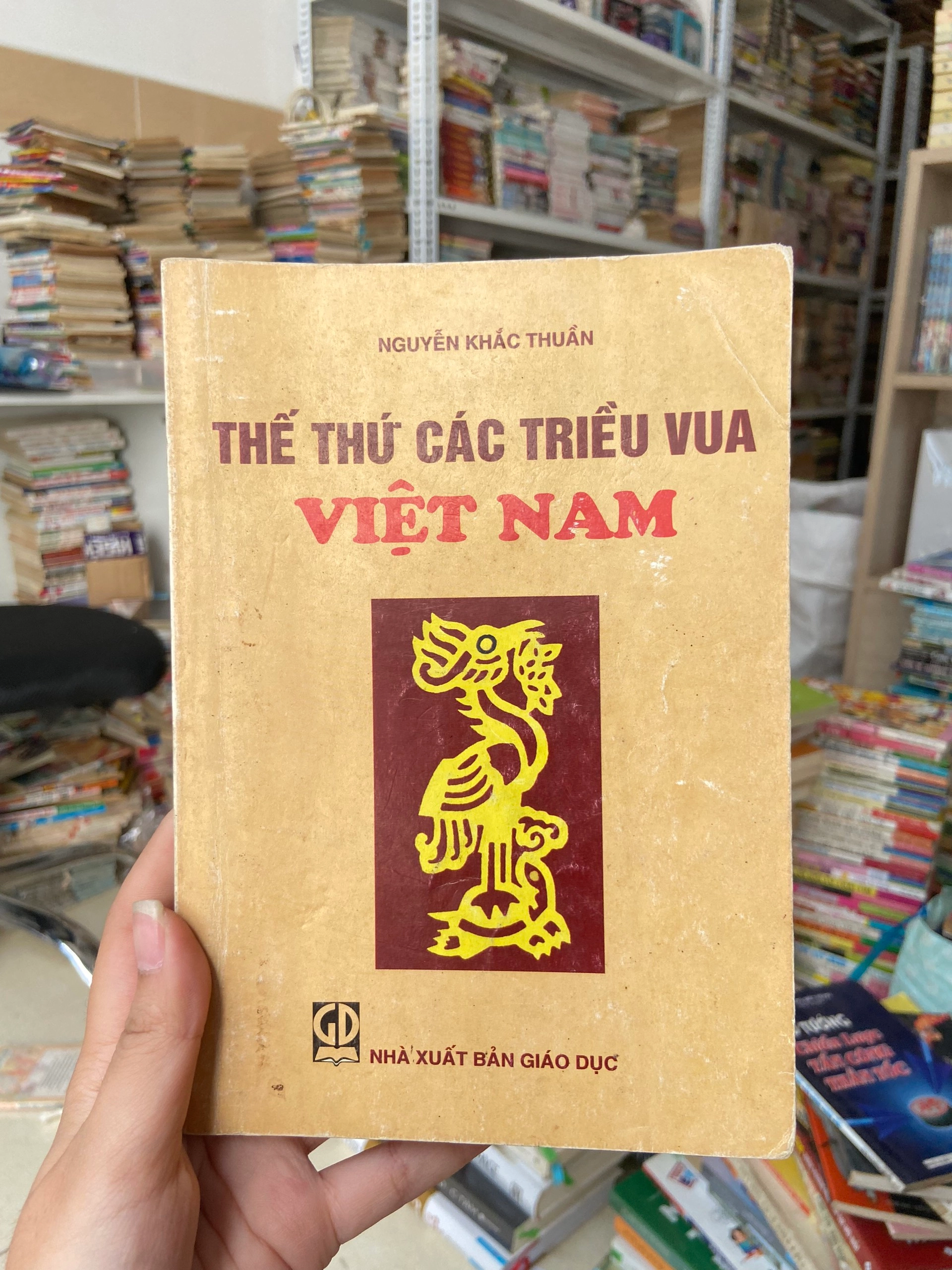 Thế thứ các triều vua Việt Nam - Nguyễn Khắc Thuần by Nguyễn Khắc Thuần - Sách Book Cover - Ngọc Hiển Books