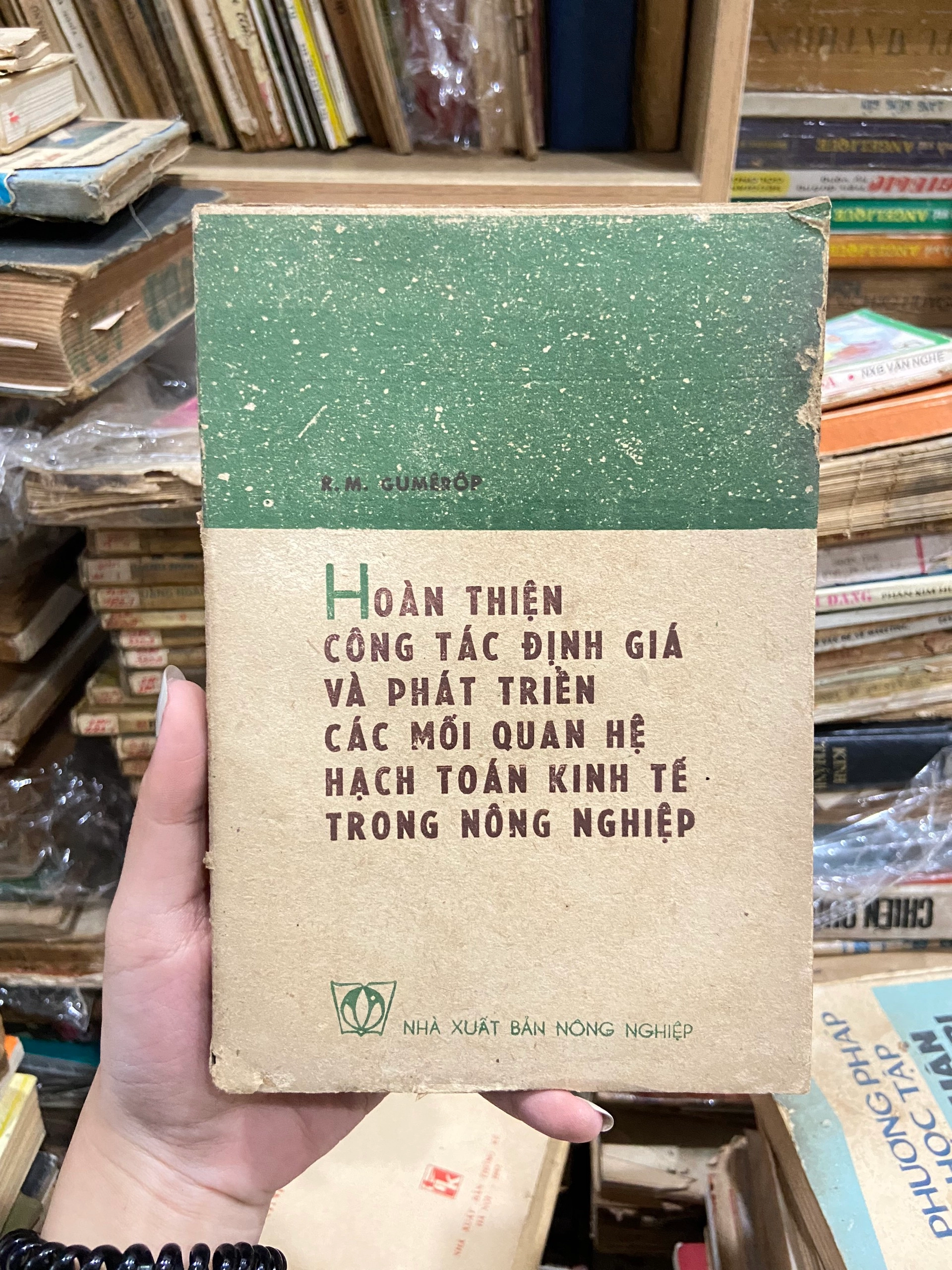 Hoàn thiện công tác định giá & Pt các mối quan hệ hạch toán kinh tế trong nông nghiệp by  - Sách Book Cover - Ngọc Hiển Books