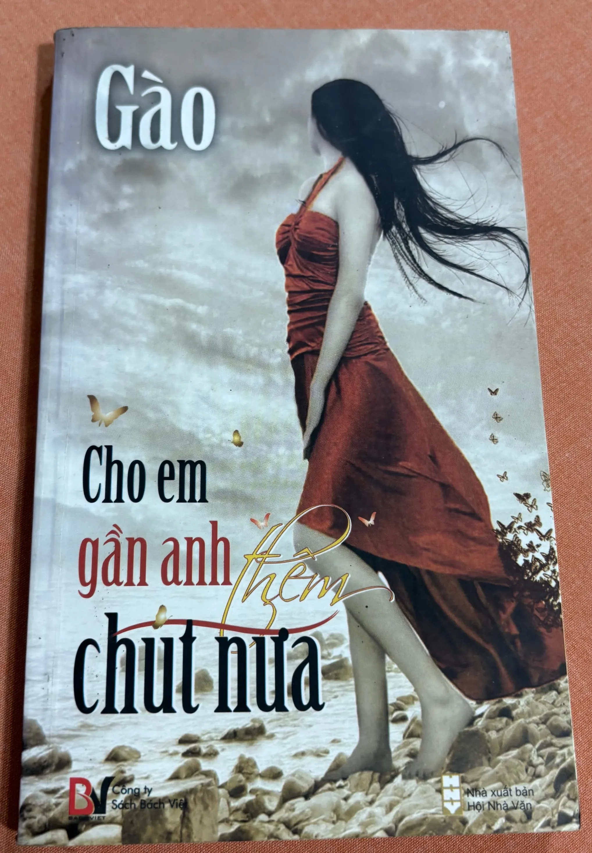 Cho em gần anh thêm chút nữa 🌊 by  - Sách Book Cover - Ngọc Hiển Books