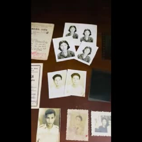 8 ảnh thẻ đen trắng, 3 thẻ giấy tờ, 6 phim âm bản xưa cũ