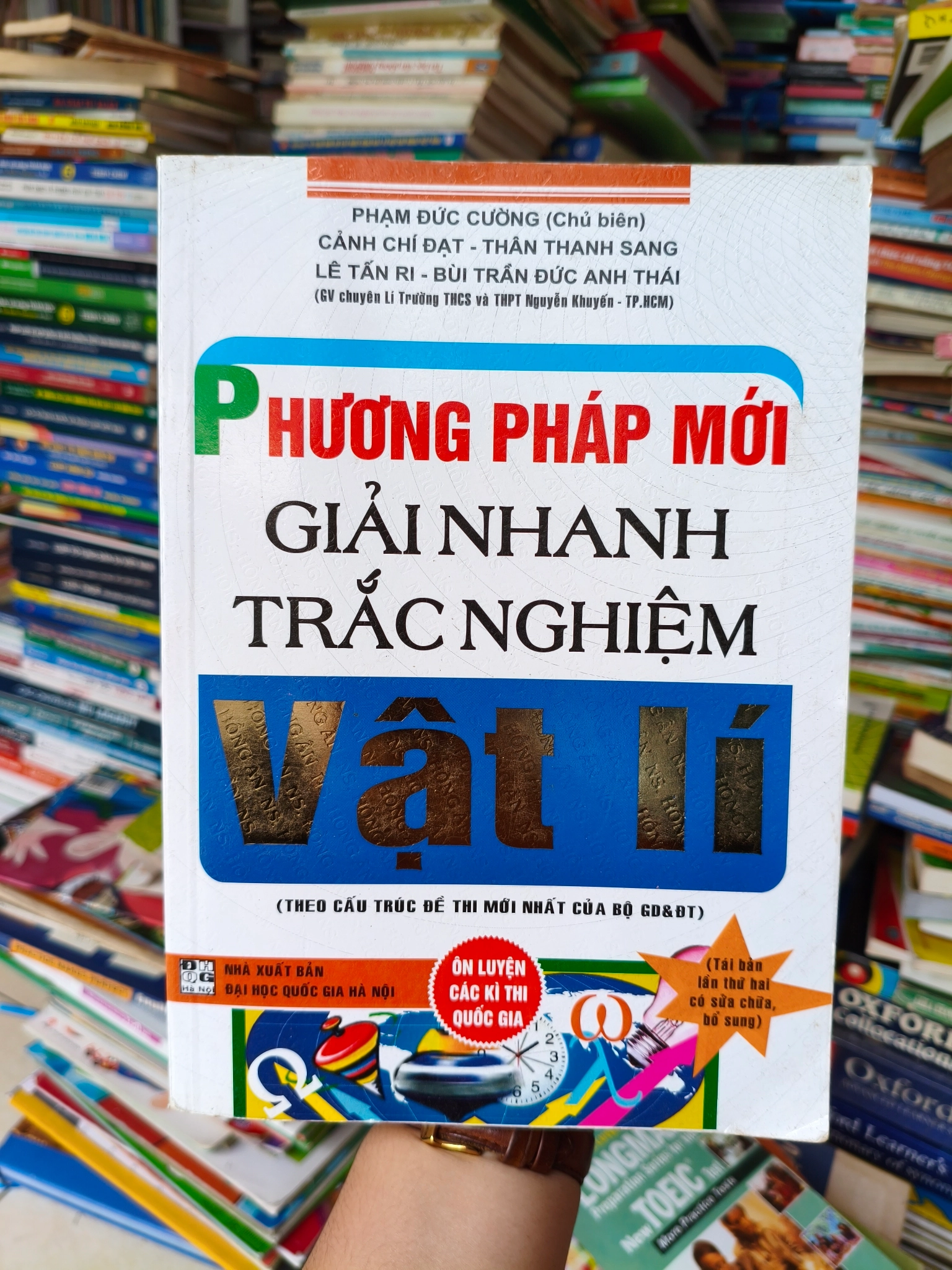 Phương pháp mới giải nhanh trắc nghiệm vật lí by Phạm Đức Cường (Chủ biên) - Cảnh Trí Đạt - Thân Thanh Sang - Lê Tấn Ri - Bùi Trần ức Anh Thái - Sách Book Cover - Ngọc Hiển Books