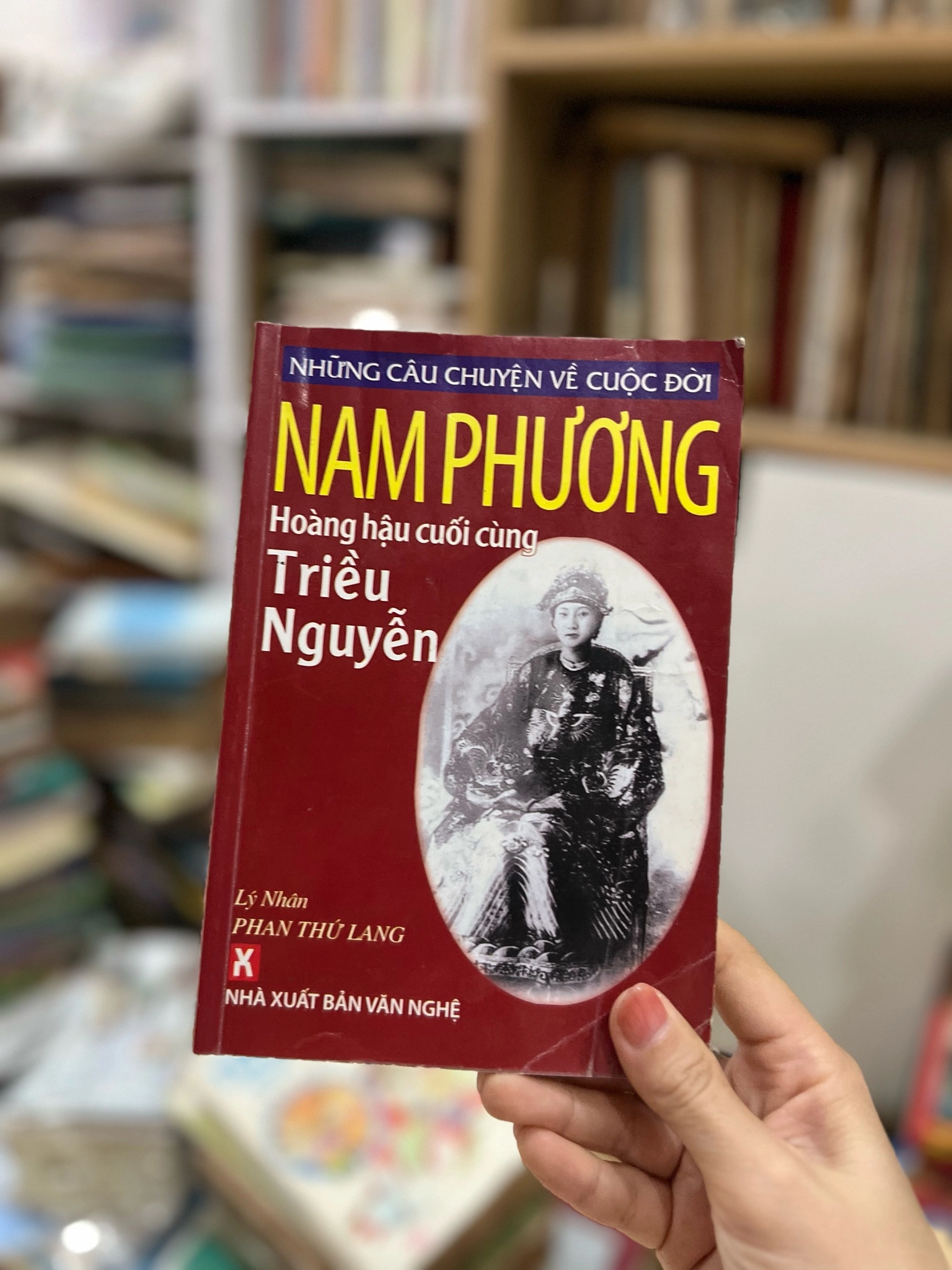 Nam Phương Hoàng hậu cuối cùng Triều Nguyễn by  - Sách Book Cover - Ngọc Hiển Books