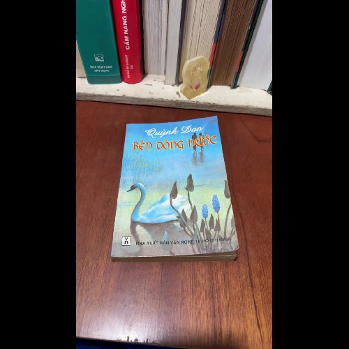II Văn Học: Bên Dòng Sông - Quỳnh Dao - Liêu Quốc Nhĩ (Dịch) - 2000