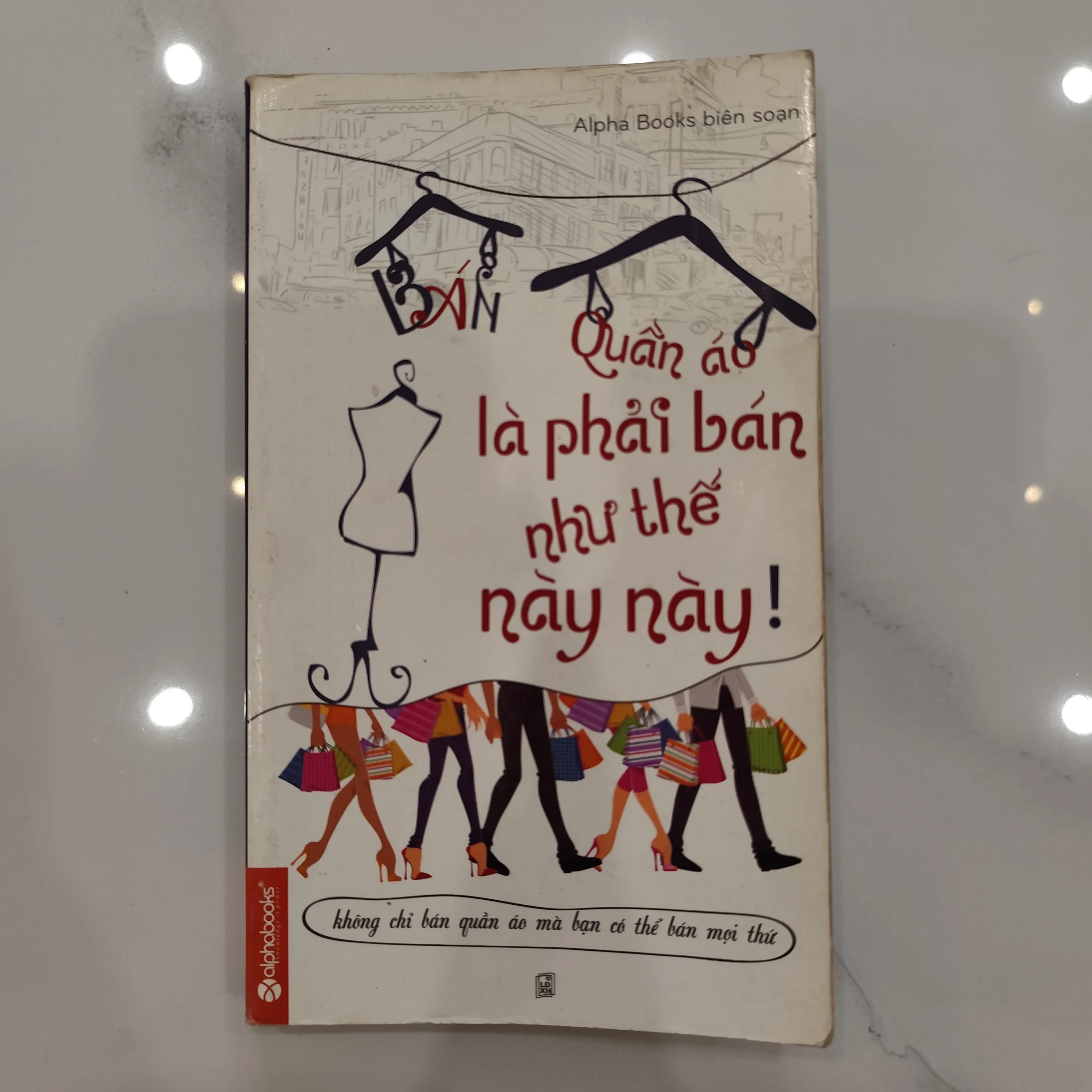 Bán quần áo là phải bán như thế này này by  - Sách Book Cover - Ngọc Hiển Books