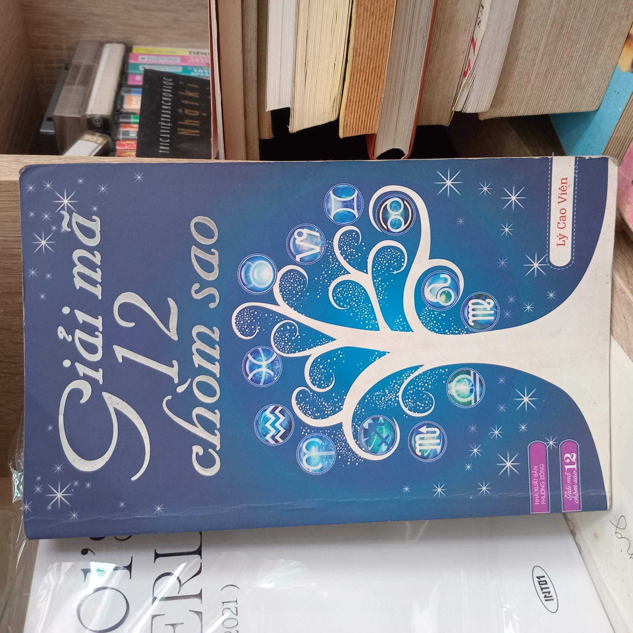 Giải mã 12 chòm sao by  - Sách Book Cover - Ngọc Hiển Books