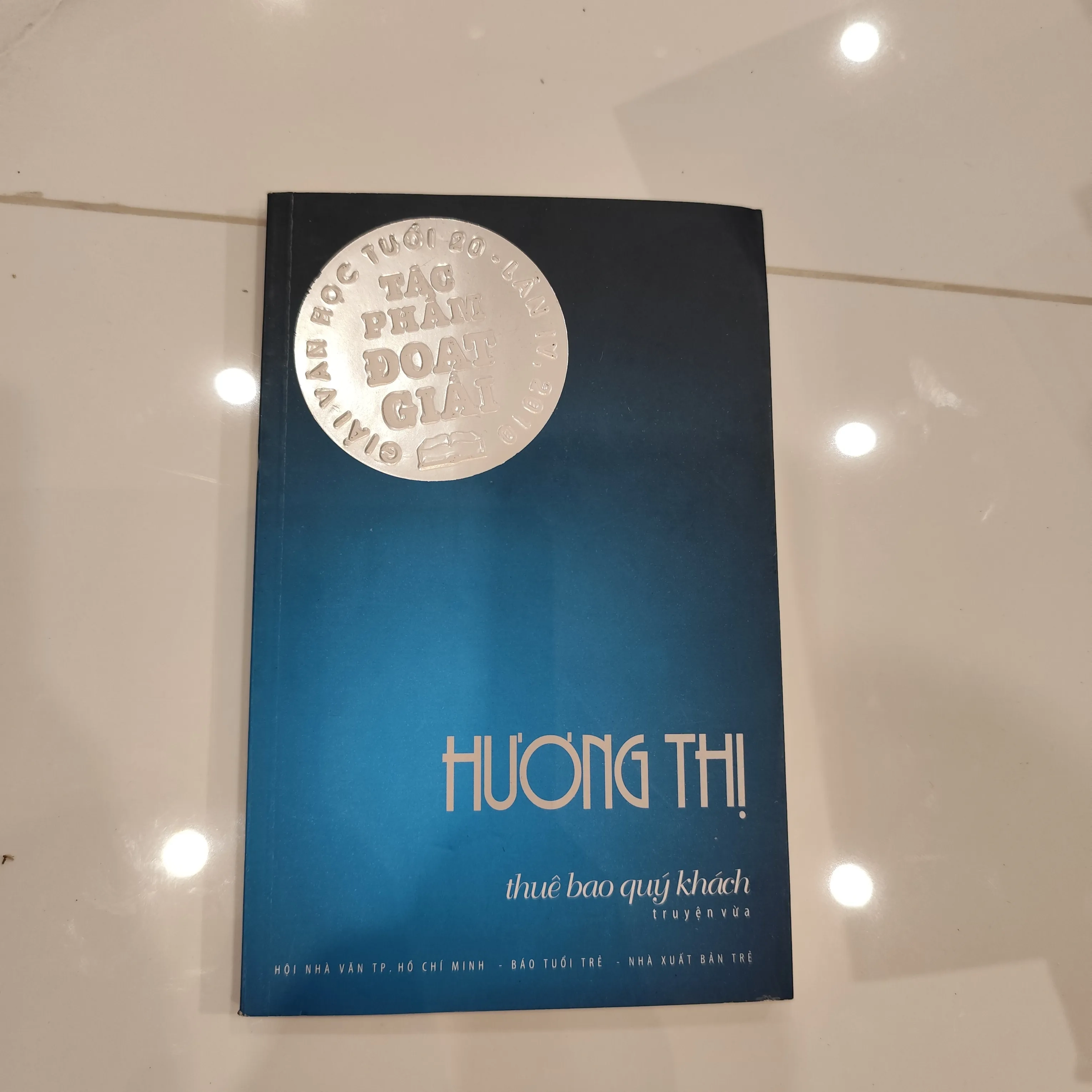 Thuê bao quý khách ( truyện vừa)- Hương Thị by  - Sách Book Cover - Ngọc Hiển Books