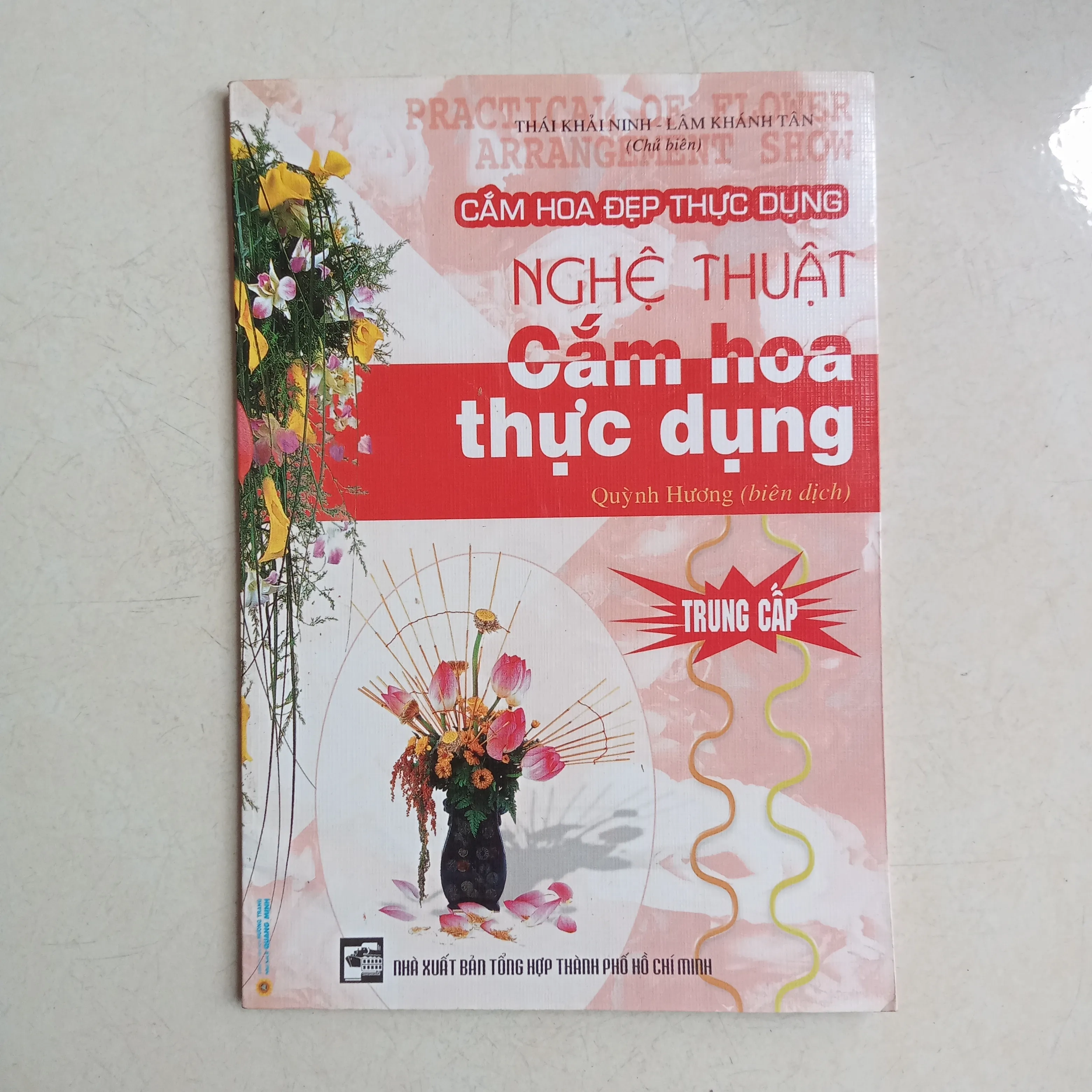 Nghệ Thuật cắm hoa thực dụng by  - Sách Book Cover - Ngọc Hiển Books
