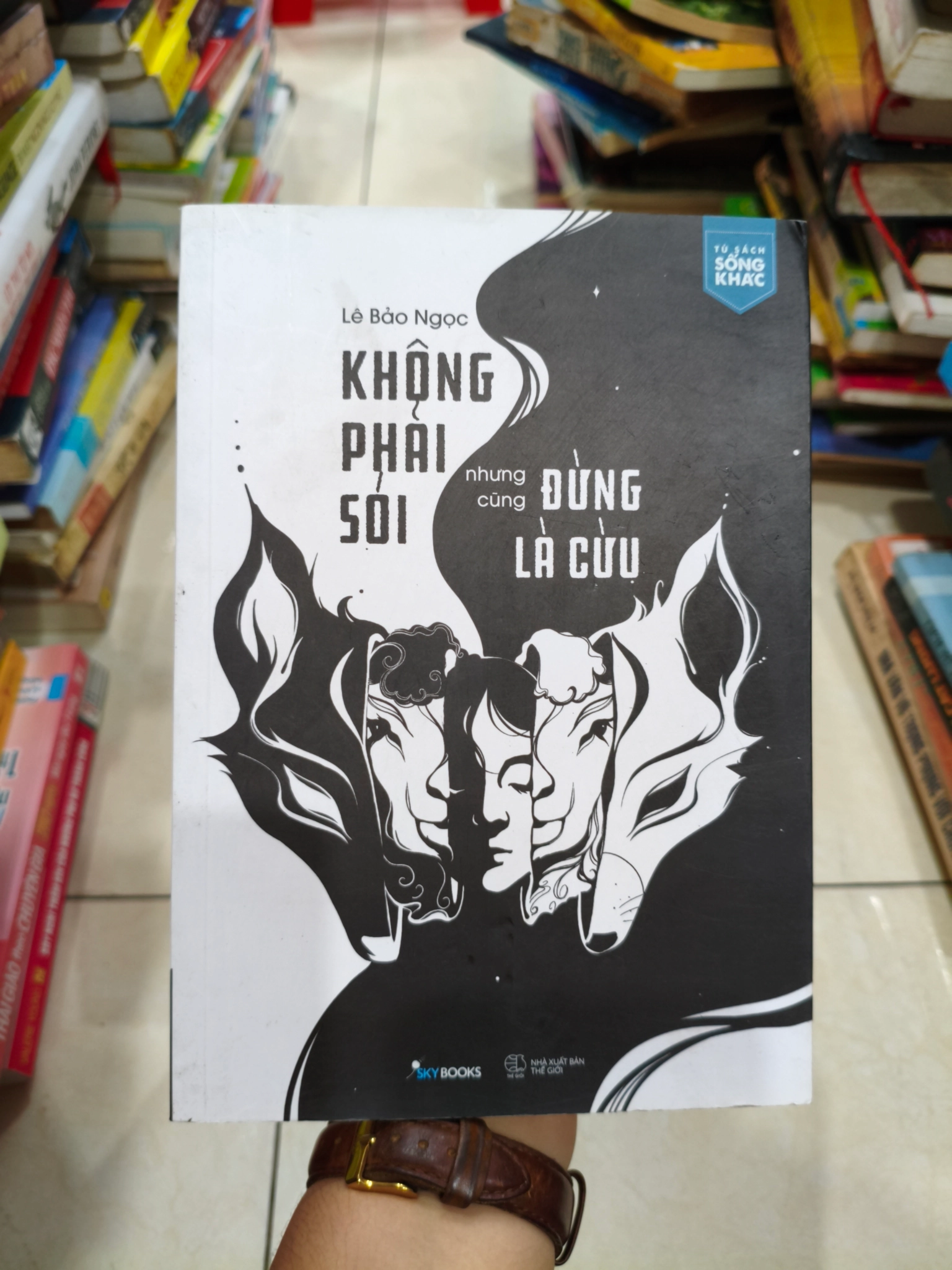 Khoonh phải sói nhưng cũng đừng là cừu 🌱 by  - Sách Book Cover - Ngọc Hiển Books