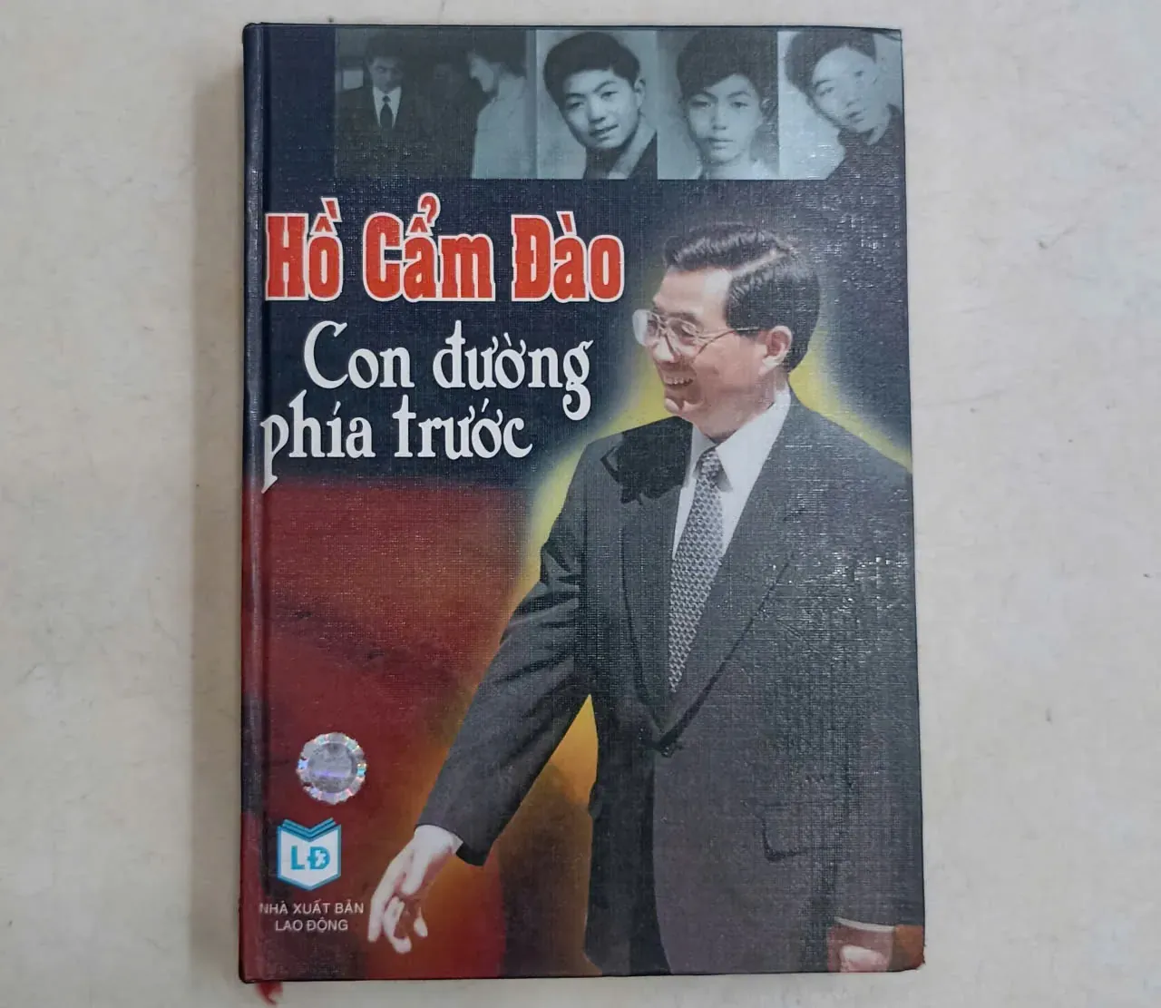 Hồ Cẩm Đào - Con đường phía trước🌻 by  - Sách Book Cover - Ngọc Hiển Books
