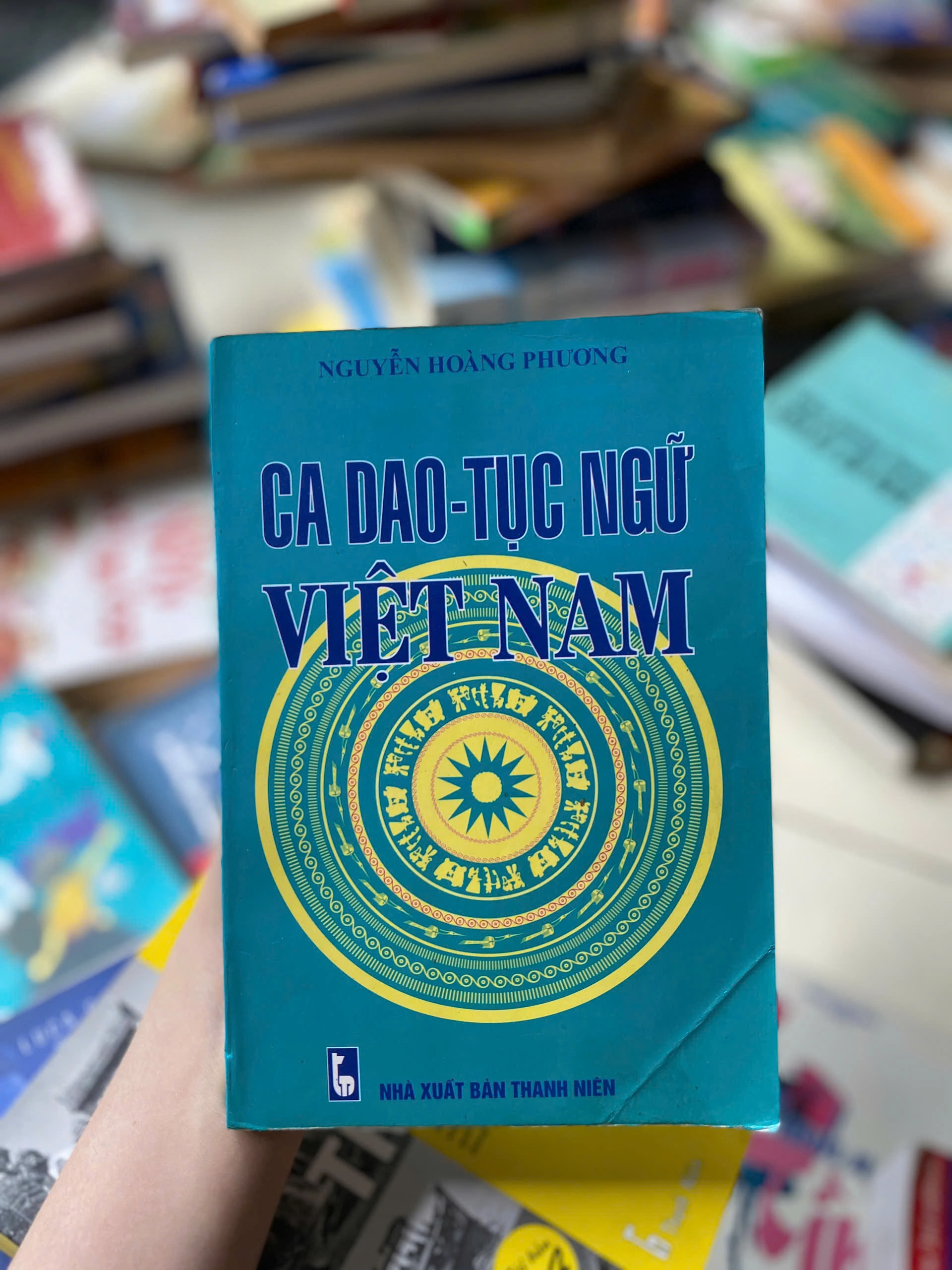 Ca Dao Tục Ngữ Việt Nam by Không tìm thấy một tác giả duy nhất rõ ràng trên các nguồn đã cho — có nhiều bản in của "Ca Dao Tục Ngữ Việt Nam" do các người sưu tầm/biên soạn khác nhau (ví dụ: Vũ Ngọc Phan[2][3], Đặng Thiên Sơn[5], Hải Yến[4][8], Mã Giang Lân[7]). - Sách Book Cover - Ngọc Hiển Books