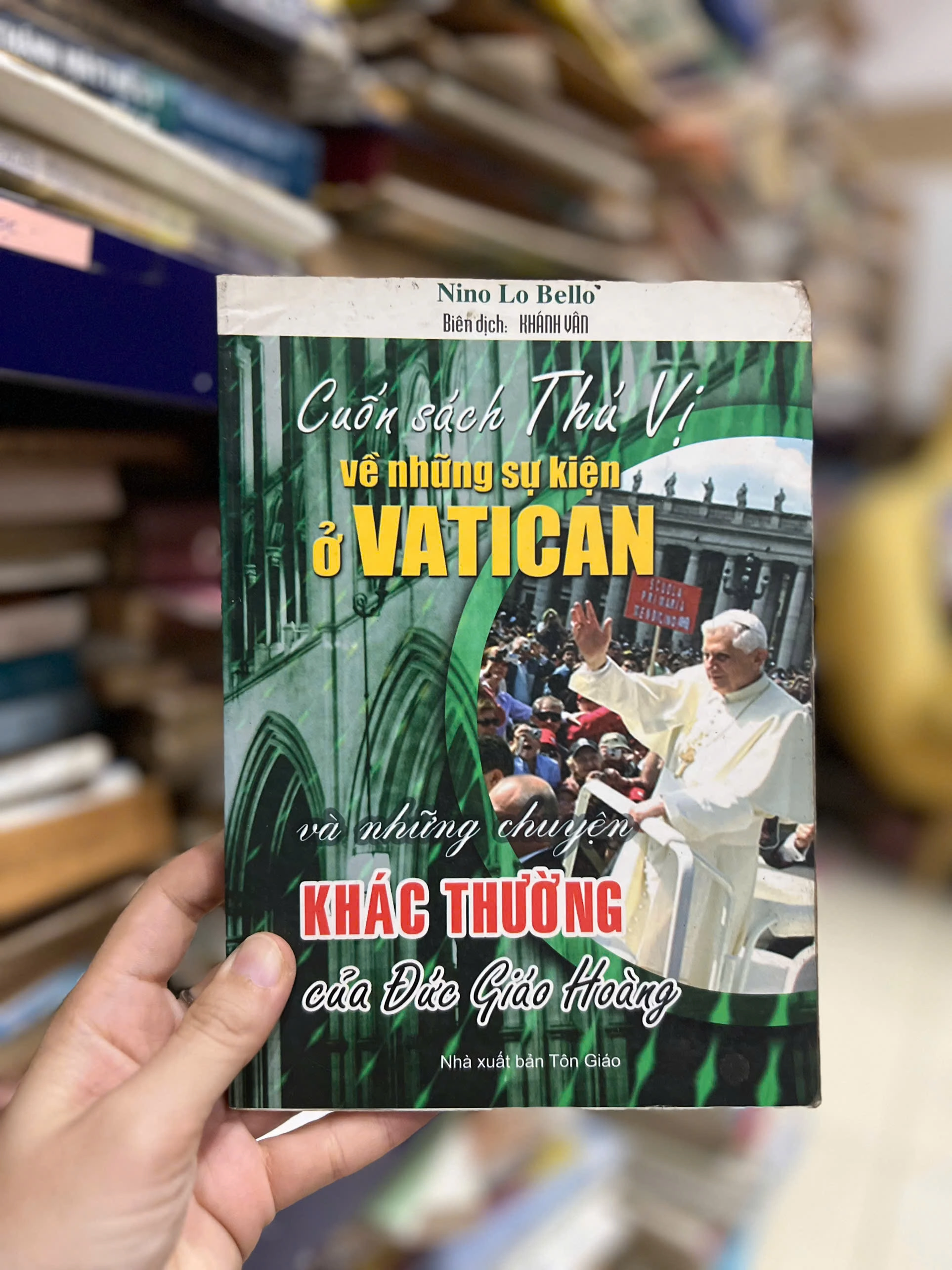 Cuốn Sách Thú Vị Về Những Sự Kiện Ở Vatican by  - Sách Book Cover - Ngọc Hiển Books