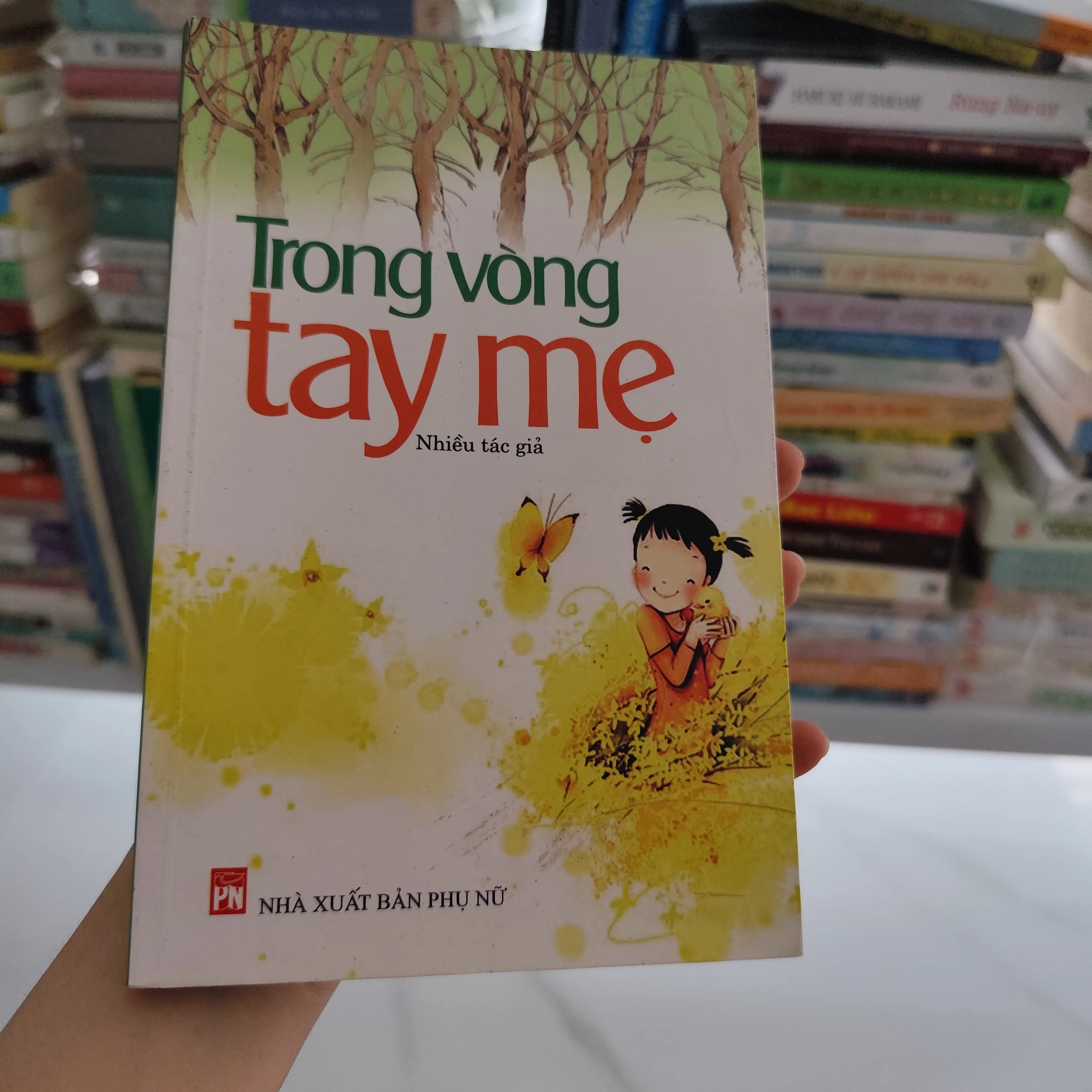 Trong vòng tay mẹ by  - Sách Book Cover - Ngọc Hiển Books