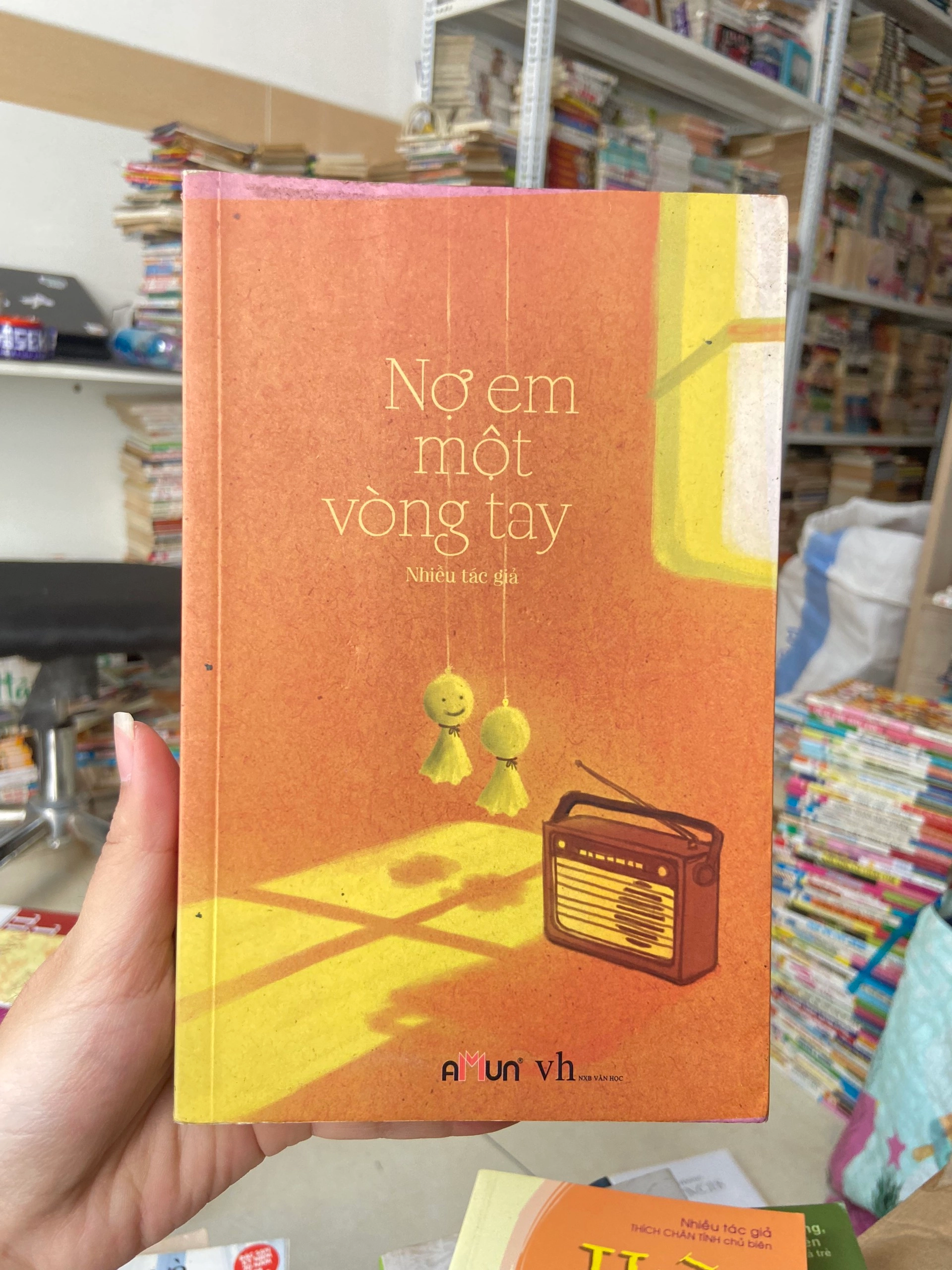Nợ Em Một Vòng Tay by  - Sách Book Cover - Ngọc Hiển Books