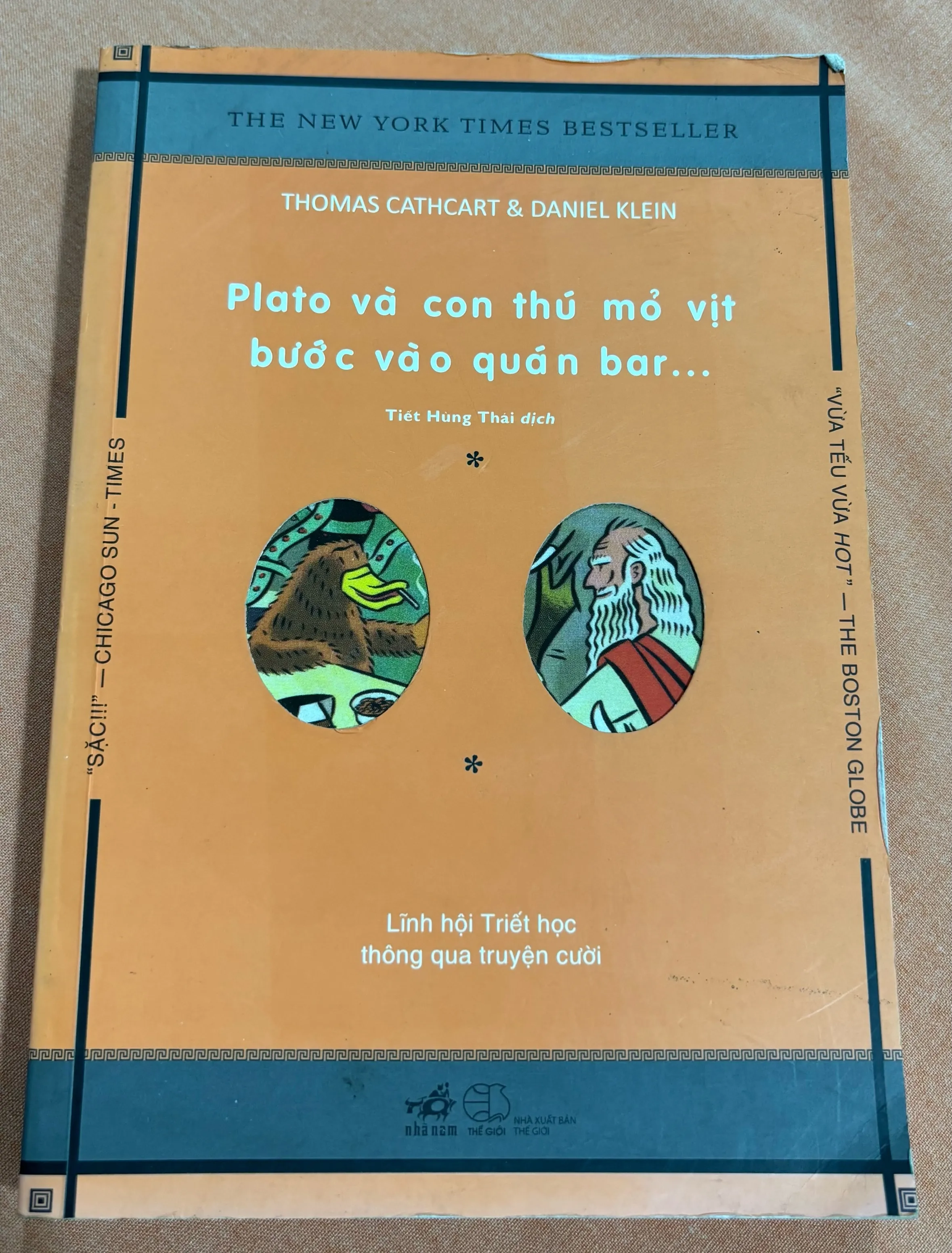 Plato và con thú mỏ vịt bước vào quán bar 🌊 by  - Sách Book Cover - Ngọc Hiển Books