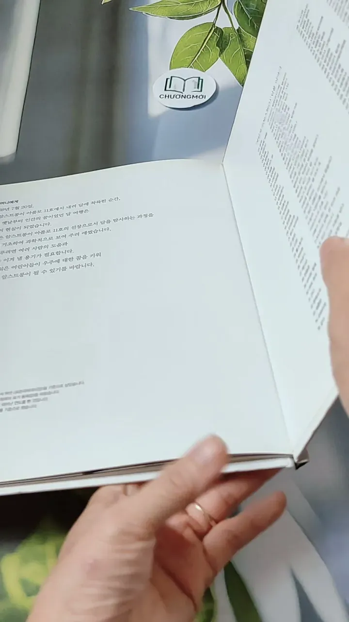 [Tặng nẹp góc] Truyện thiếu nhi Hàn Quốc: Danh nhân 61 -  지인지기 인물 이야기: 닐 암스트롱 732011