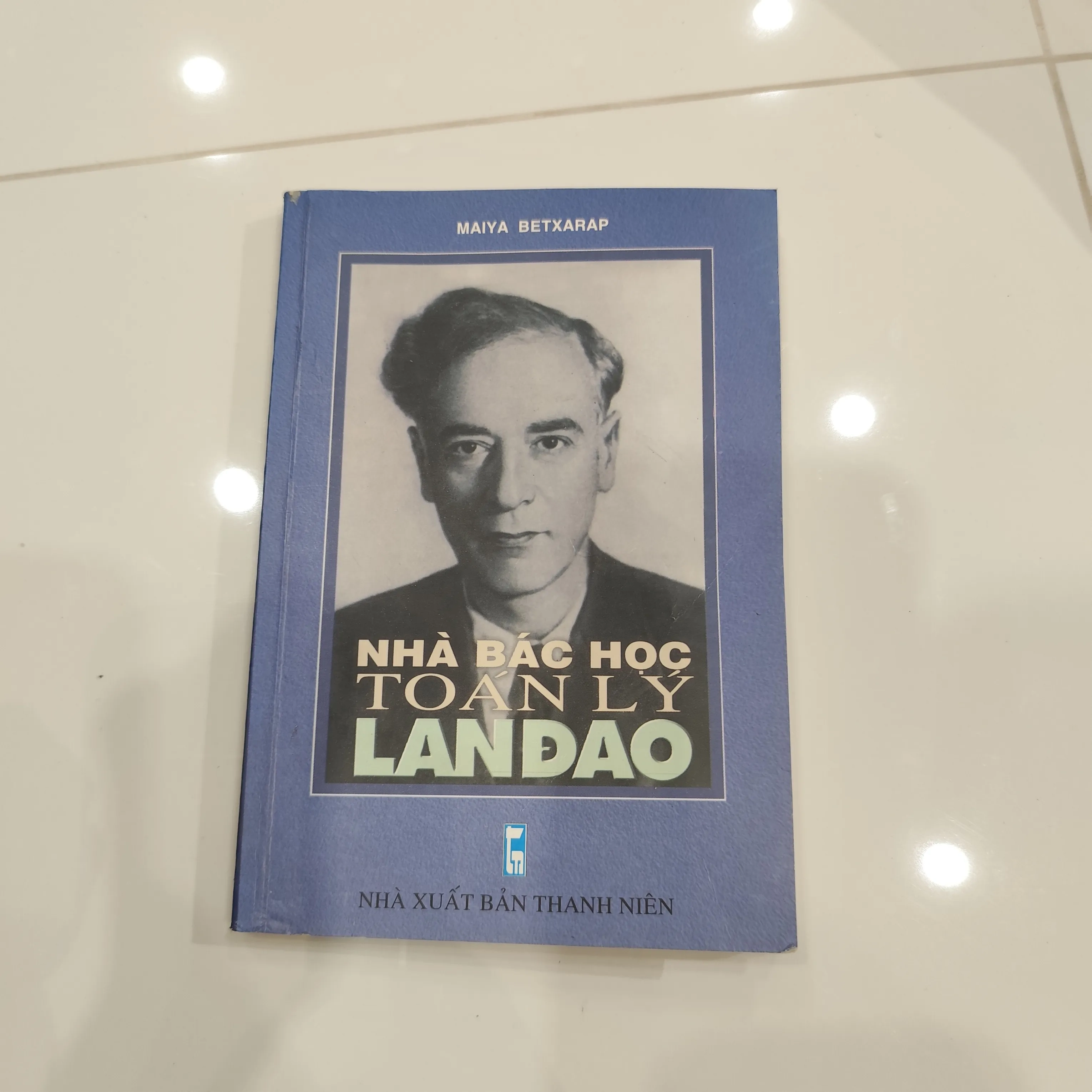 Nhà bác học Toán Lý Lan Dao by  - Sách Book Cover - Ngọc Hiển Books