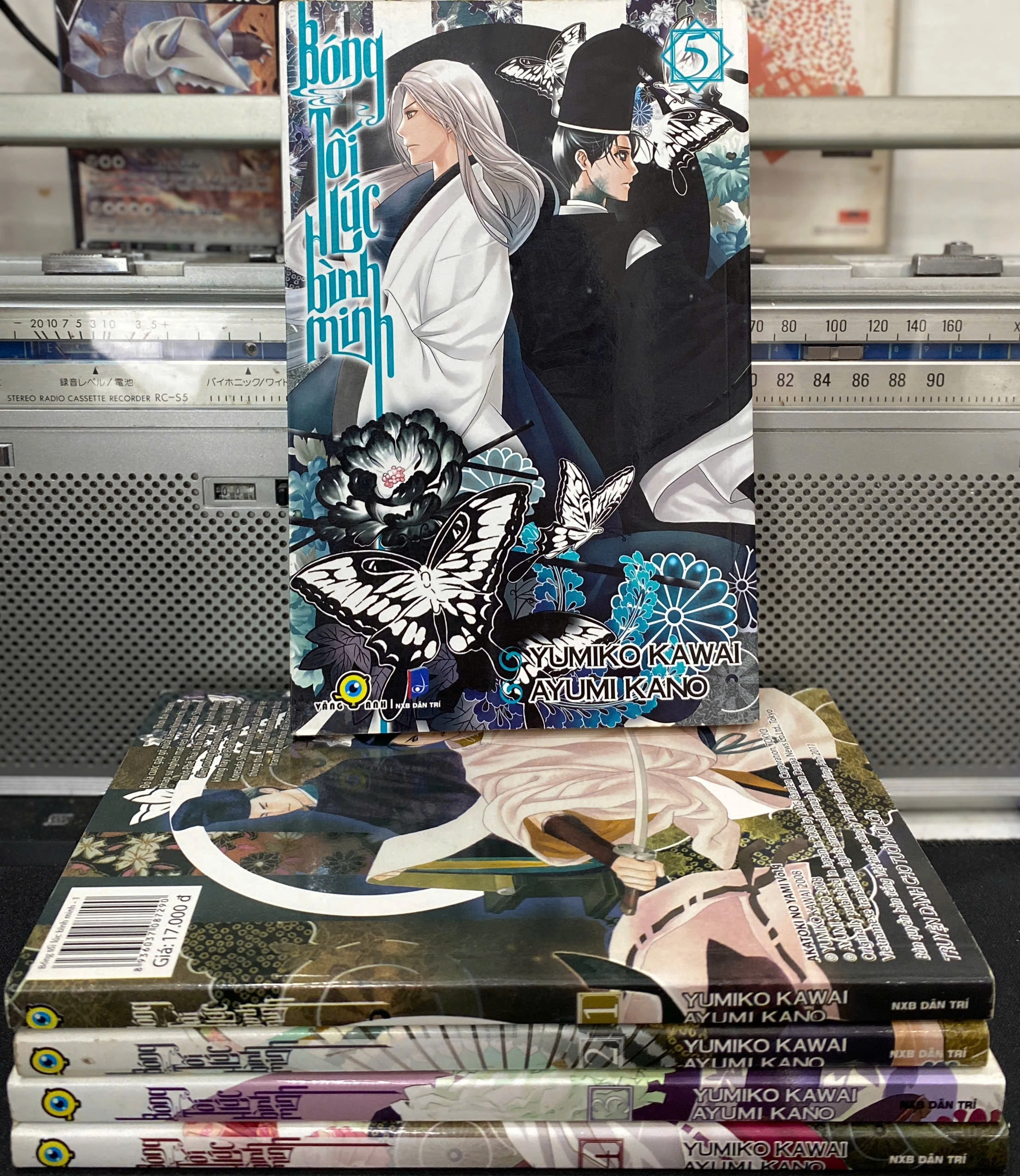 Bóng Tối Lúc Bình Minh by Không tìm thấy trên các nguồn yêu cầu (Tiki / Fahasa / Vinabook / Goodreads) - Sách Book Cover - Ngọc Hiển Books