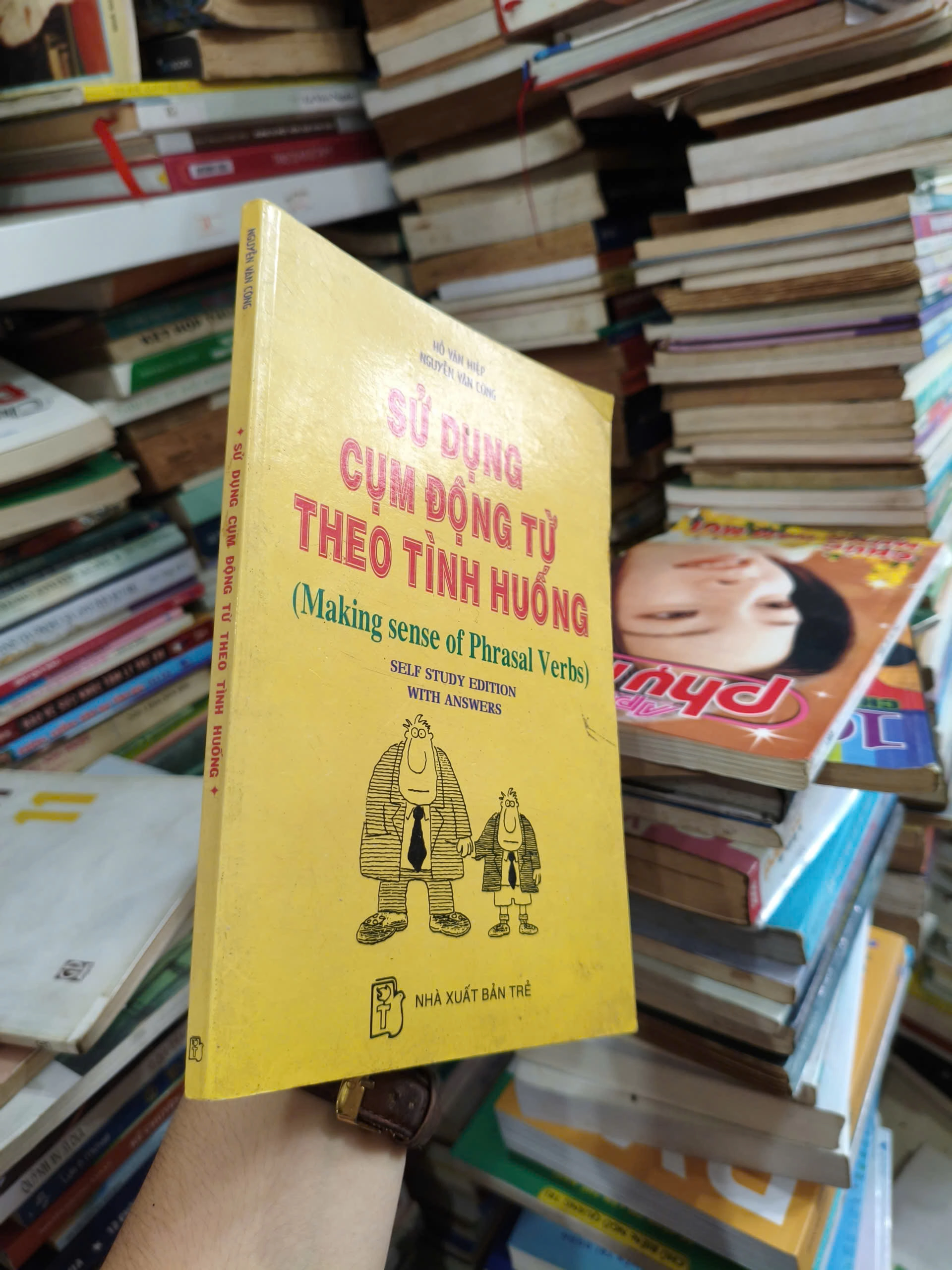 Sử dụng cụm động từ theo tình huống by  - Sách Book Cover - Ngọc Hiển Books