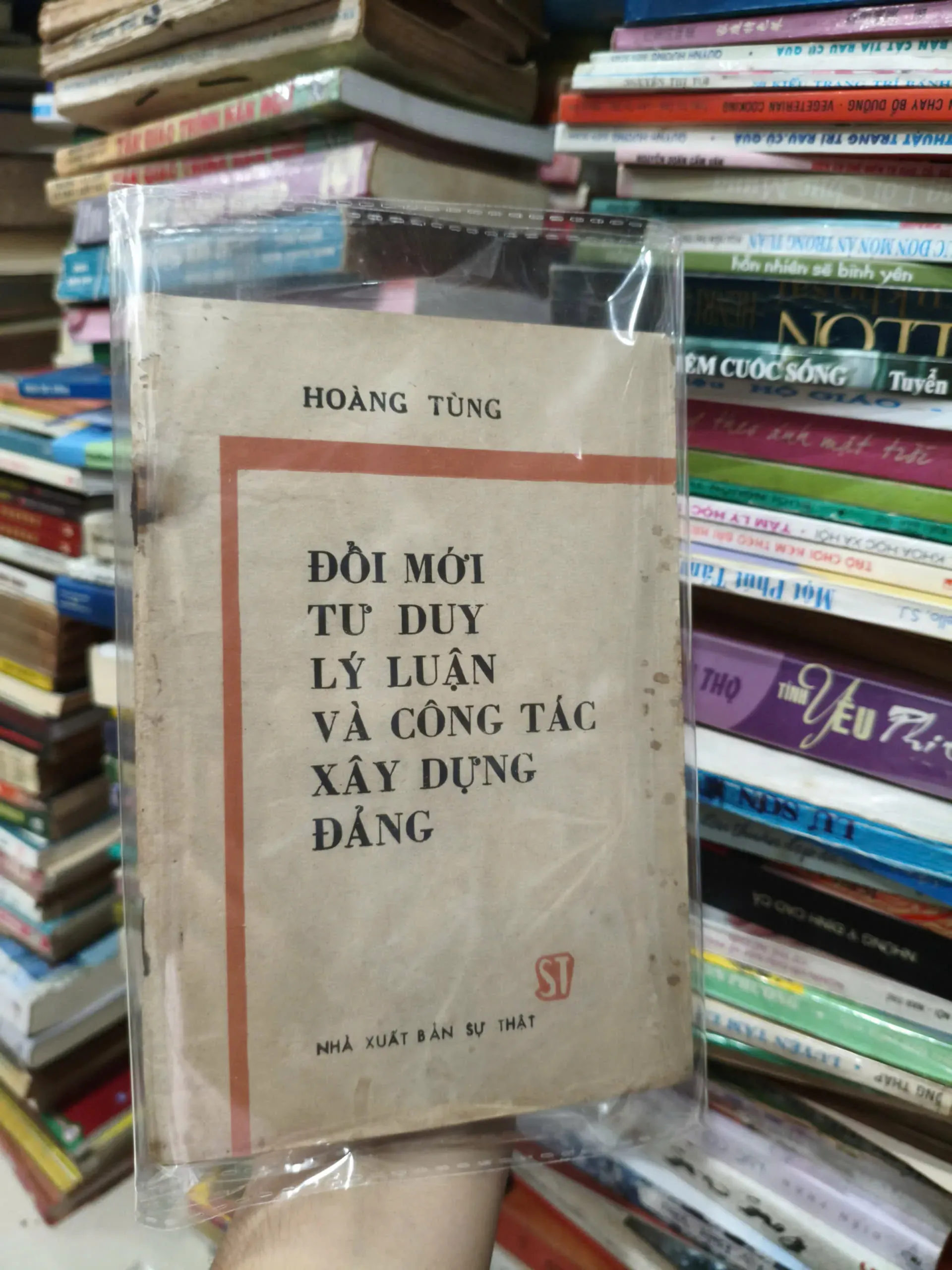 Đổi Mới Tư Duy Lý Luận Và Công Tác Xây Dựng Đảng by Hoàng Tùng - Sách Book Cover - Ngọc Hiển Books