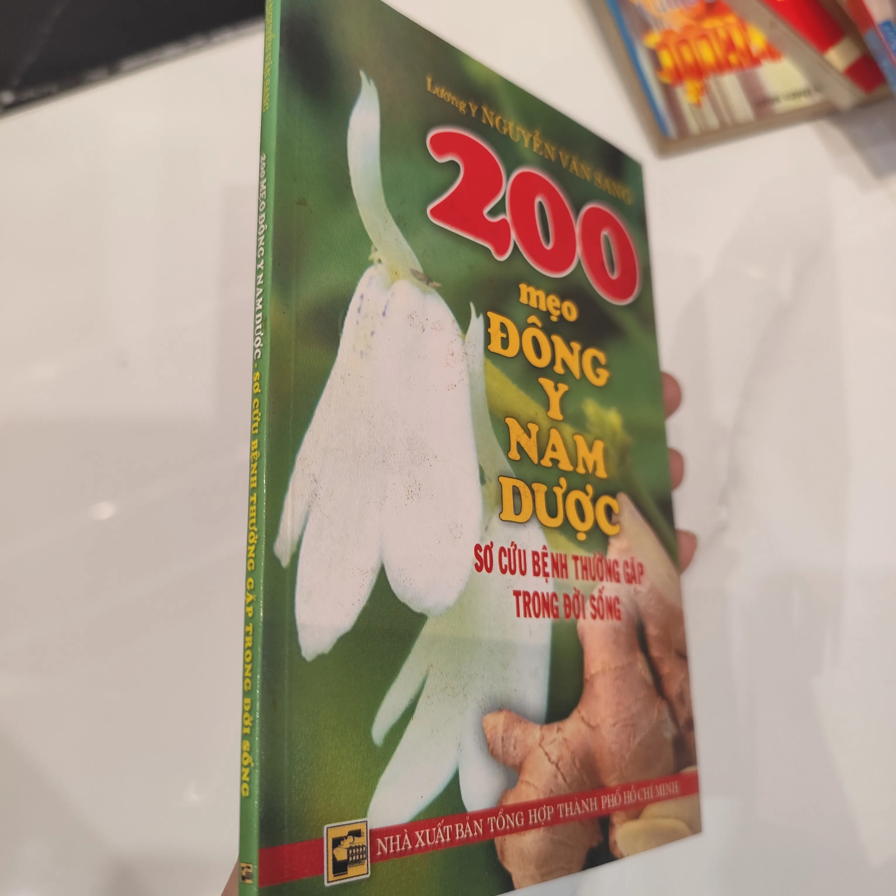 200 mẹo Đông Y Nam Dược sơ cứu bệnh thường gặp trong đời sống by  - Sách Book Cover - Ngọc Hiển Books