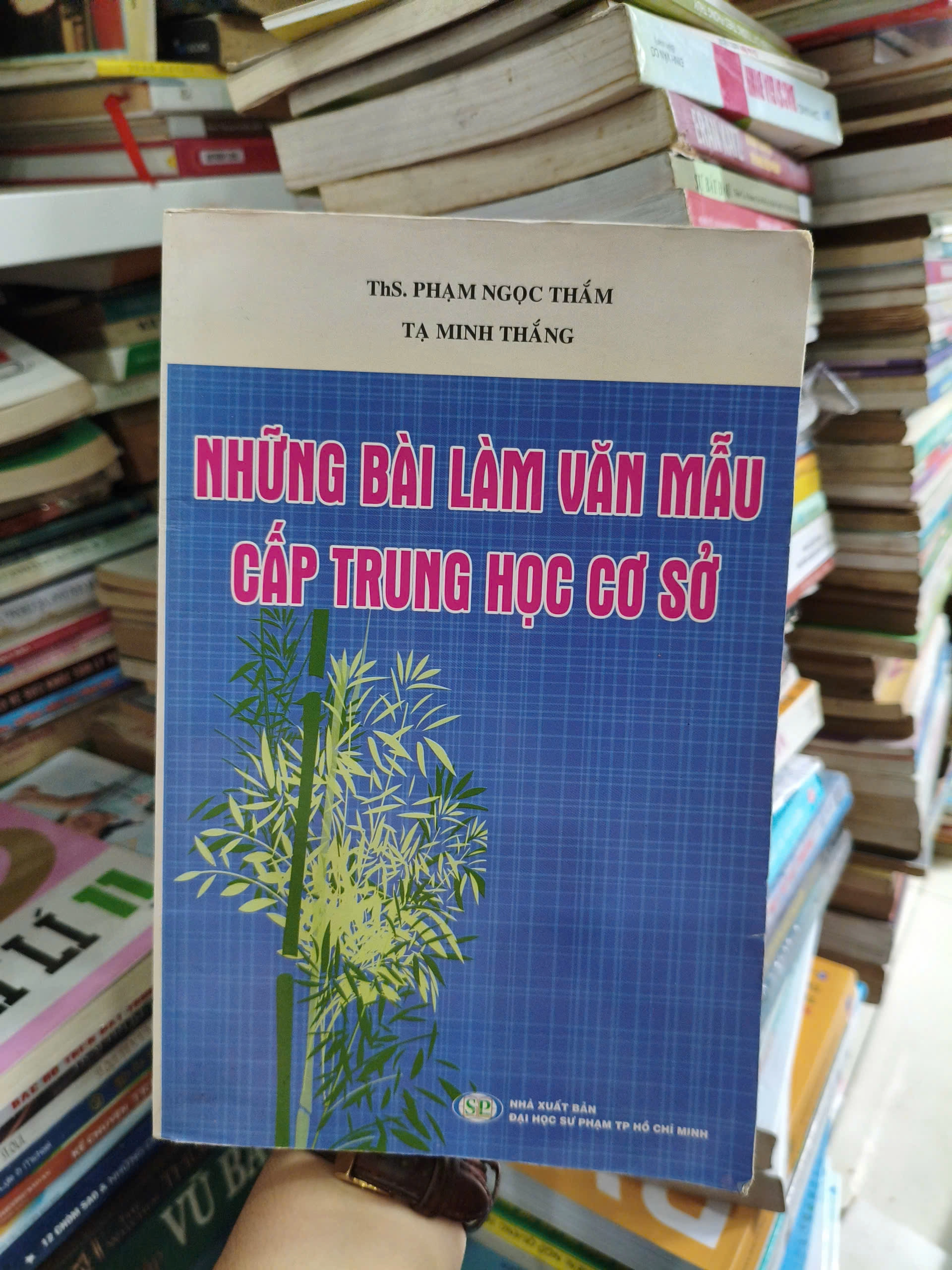 Những bài làm văn mẫu cấp Trung học cơ sở by Nguyễn Hoàng Lan - Sách Book Cover - Ngọc Hiển Books